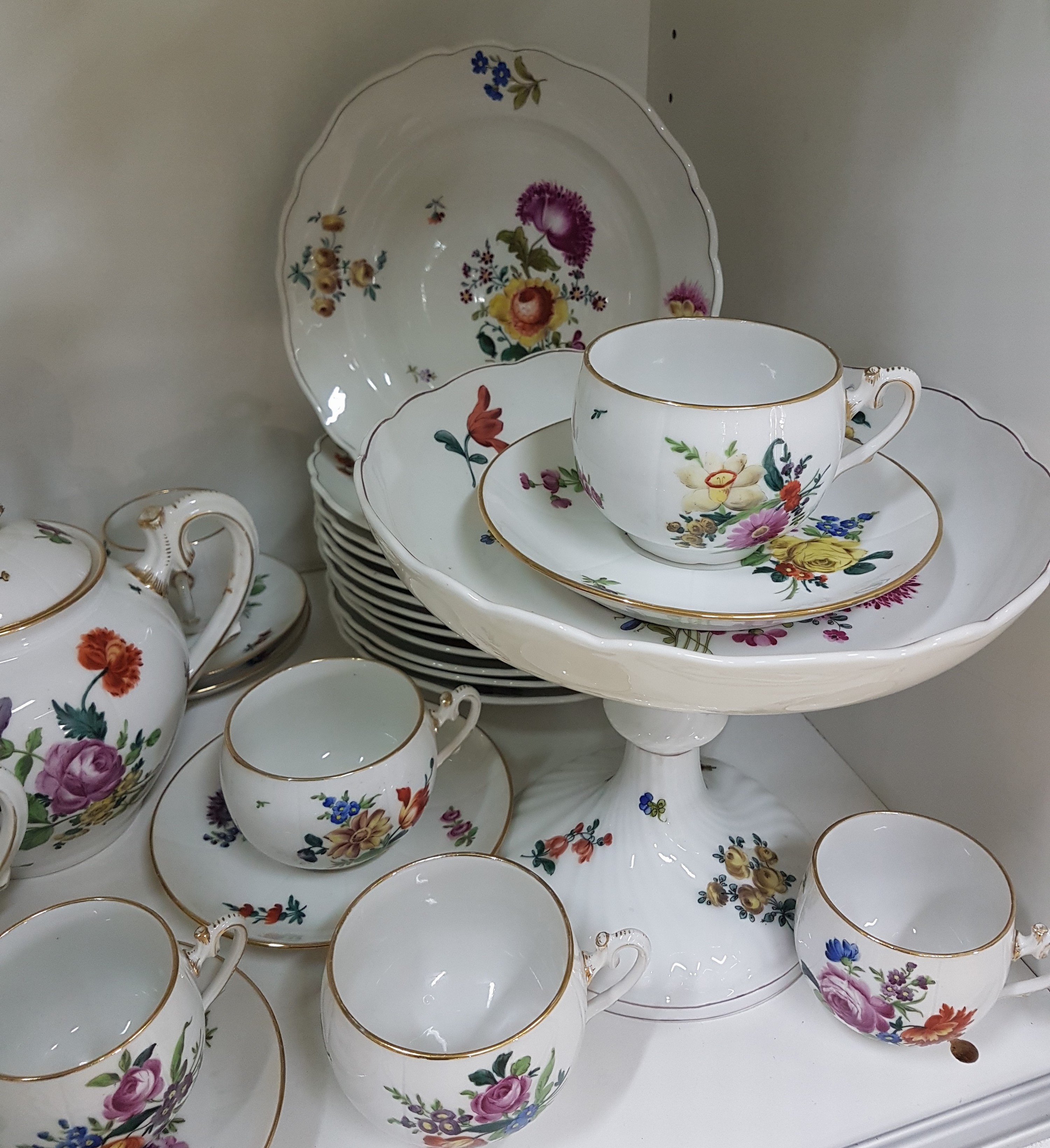 Detail c: Kaffee- und Teeservice, Ungvarer Tata Ungarn, um 1910, Porzellan, verschiedener bunter Blumendekor, Goldränder teils berieben, Kaffeekanne, ...