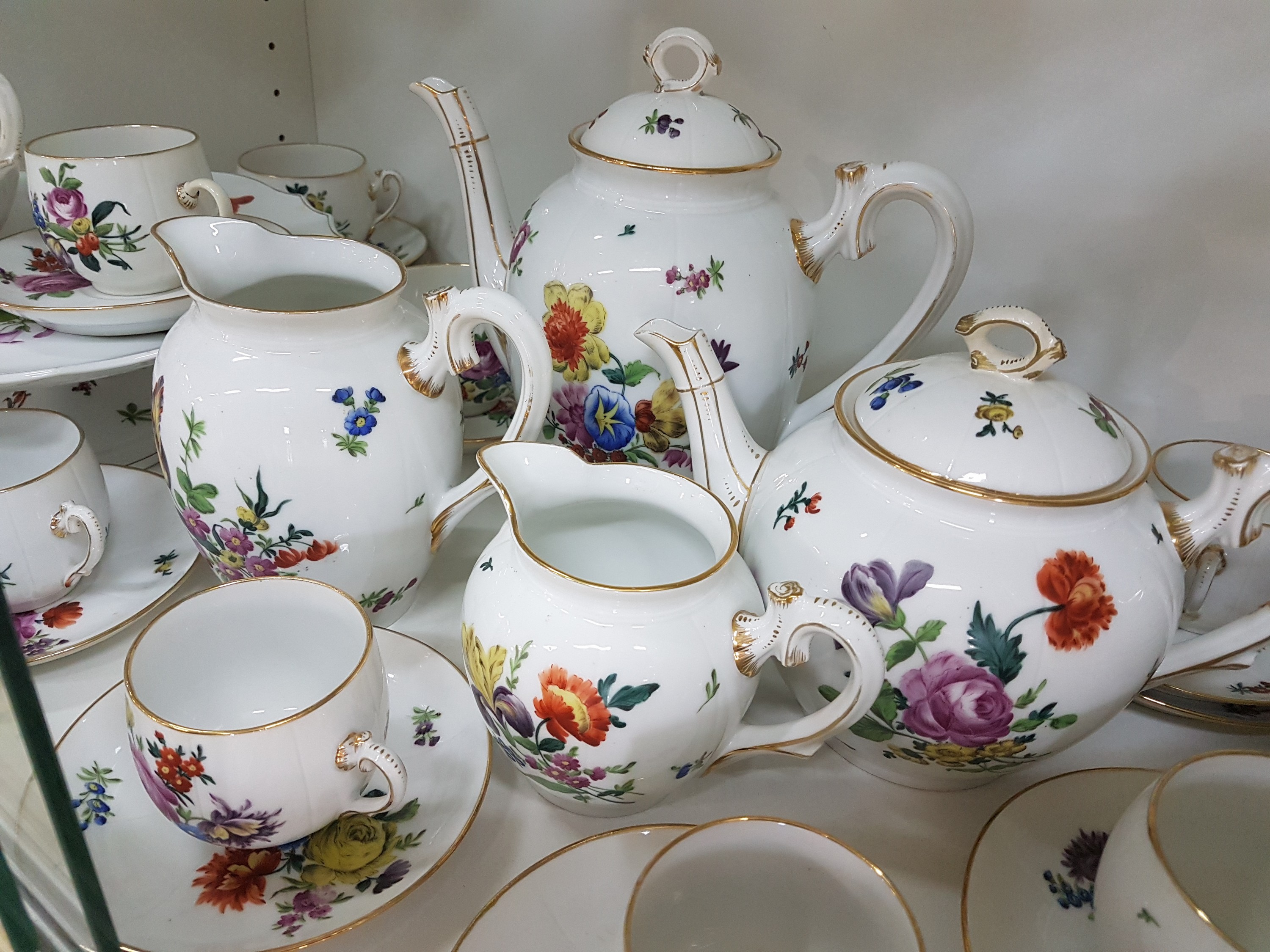 Detail d: Kaffee- und Teeservice, Ungvarer Tata Ungarn, um 1910, Porzellan, verschiedener bunter Blumendekor, Goldränder teils berieben, Kaffeekanne, ...