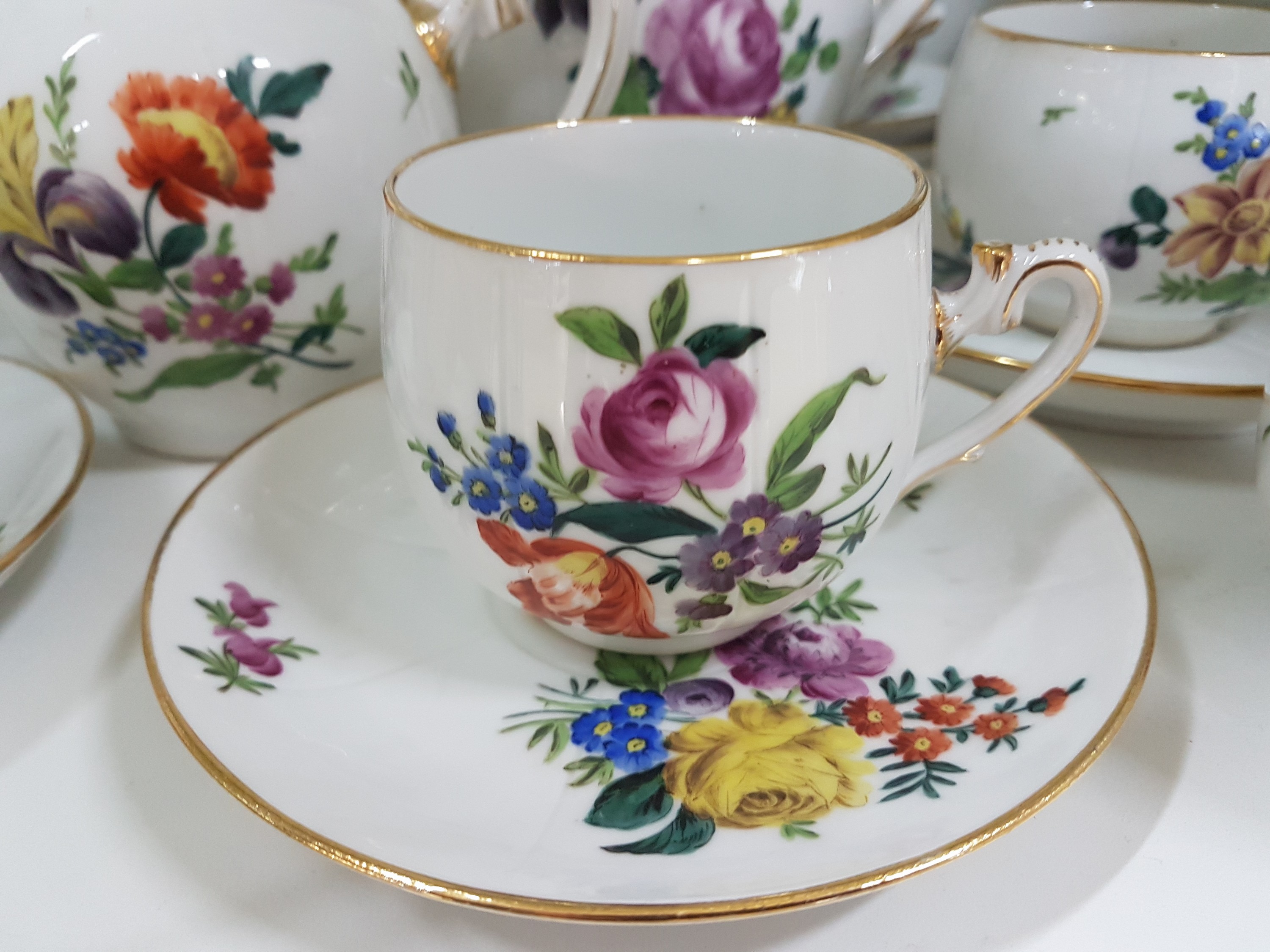 Detail e: Kaffee- und Teeservice, Ungvarer Tata Ungarn, um 1910, Porzellan, verschiedener bunter Blumendekor, Goldränder teils berieben, Kaffeekanne, ...