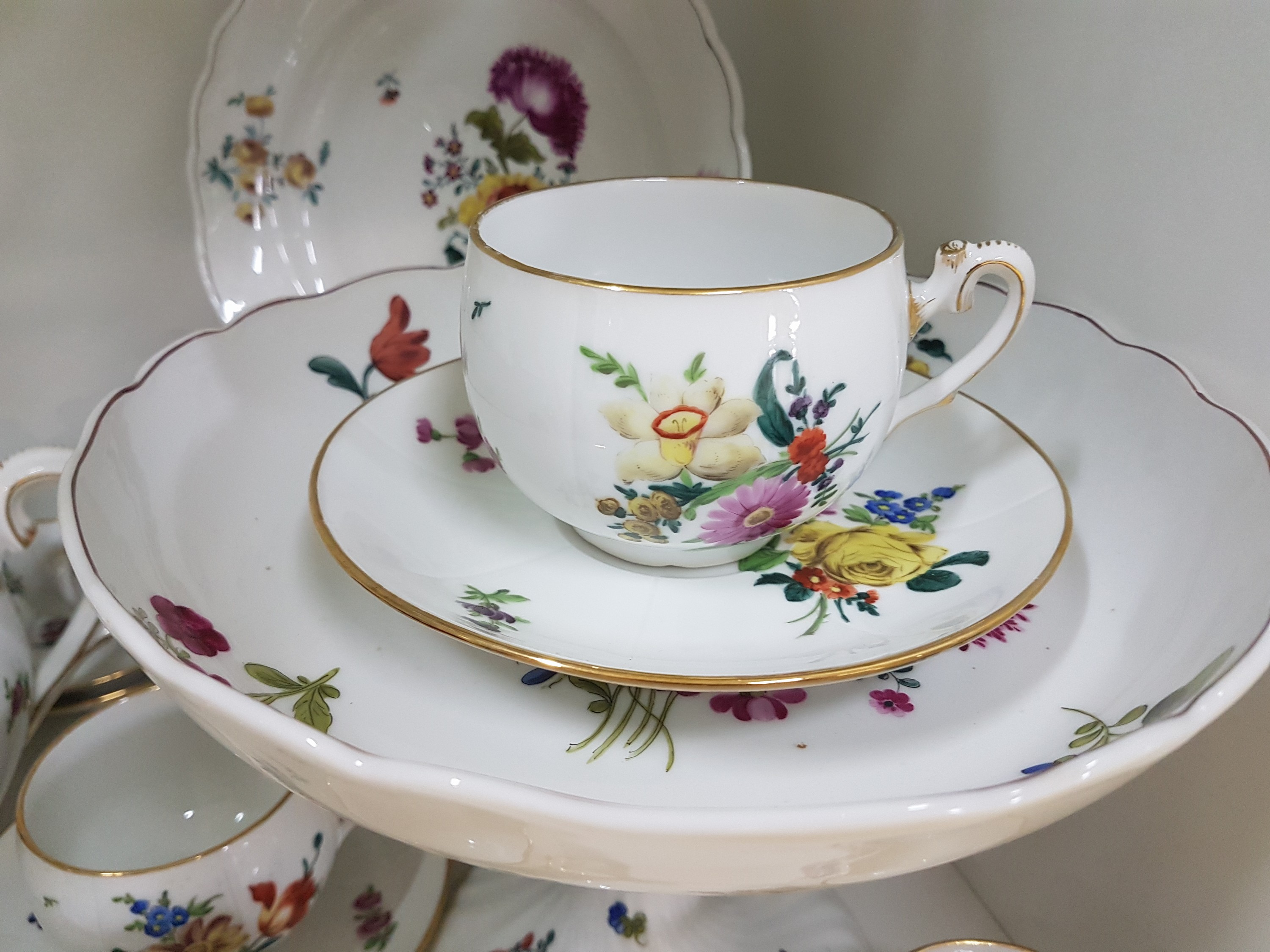 Detail f: Kaffee- und Teeservice, Ungvarer Tata Ungarn, um 1910, Porzellan, verschiedener bunter Blumendekor, Goldränder teils berieben, Kaffeekanne, ...