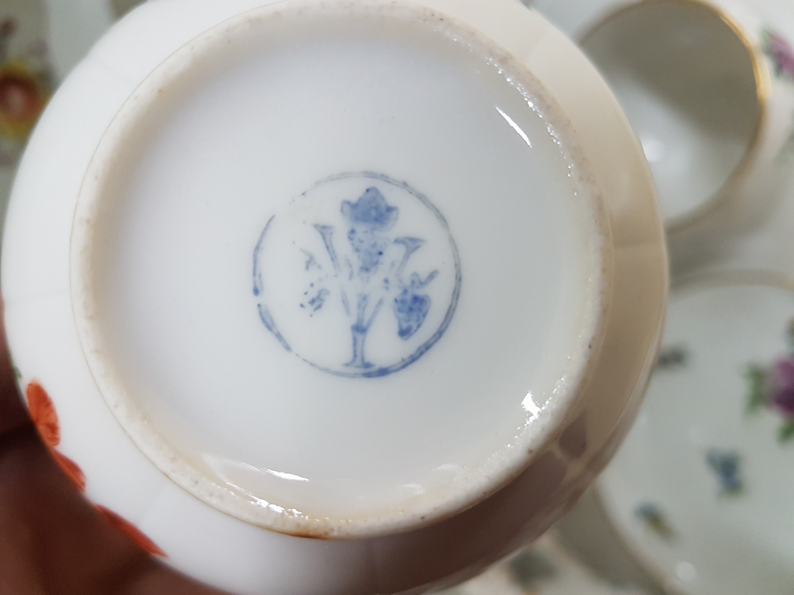 Detail g: Kaffee- und Teeservice, Ungvarer Tata Ungarn, um 1910, Porzellan, verschiedener bunter Blumendekor, Goldränder teils berieben, Kaffeekanne, ...