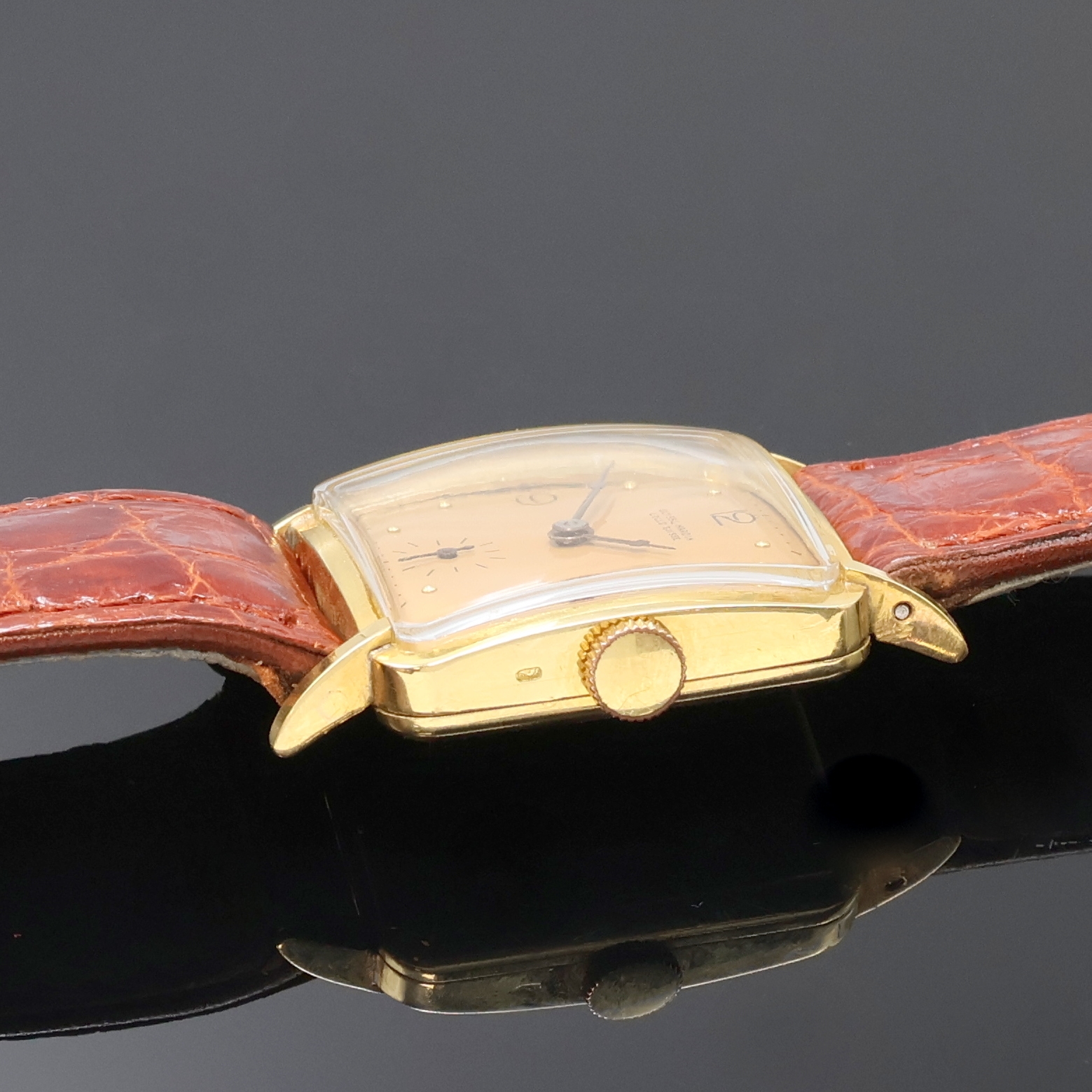 Detail b: ULYSSE NARDIN viereckige Armbanduhr in GG 750/000, Schweiz um 1940, Handaufzug, Boden aufgedr., gold. Zifferbl. m. gold. Std.-Ind. u. schwarzen arab. ...