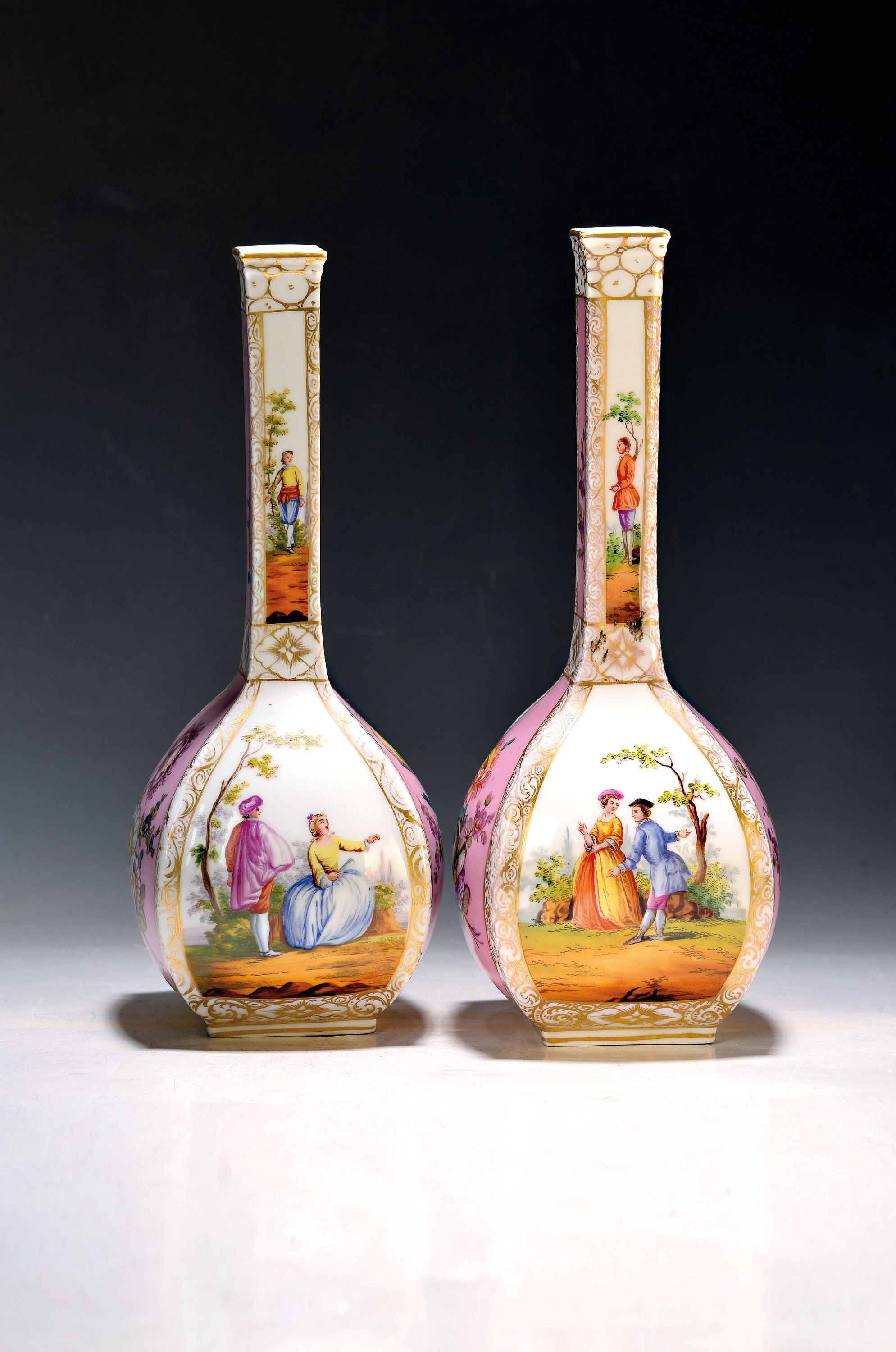 Paar Vierkantvasen, Helena Wolfsohn, um 1910, Porzellan, je zwei Kartuschen an Korpus und Hals mit bunten Szenen nach Watteau, die anderen 2 Seiten ...