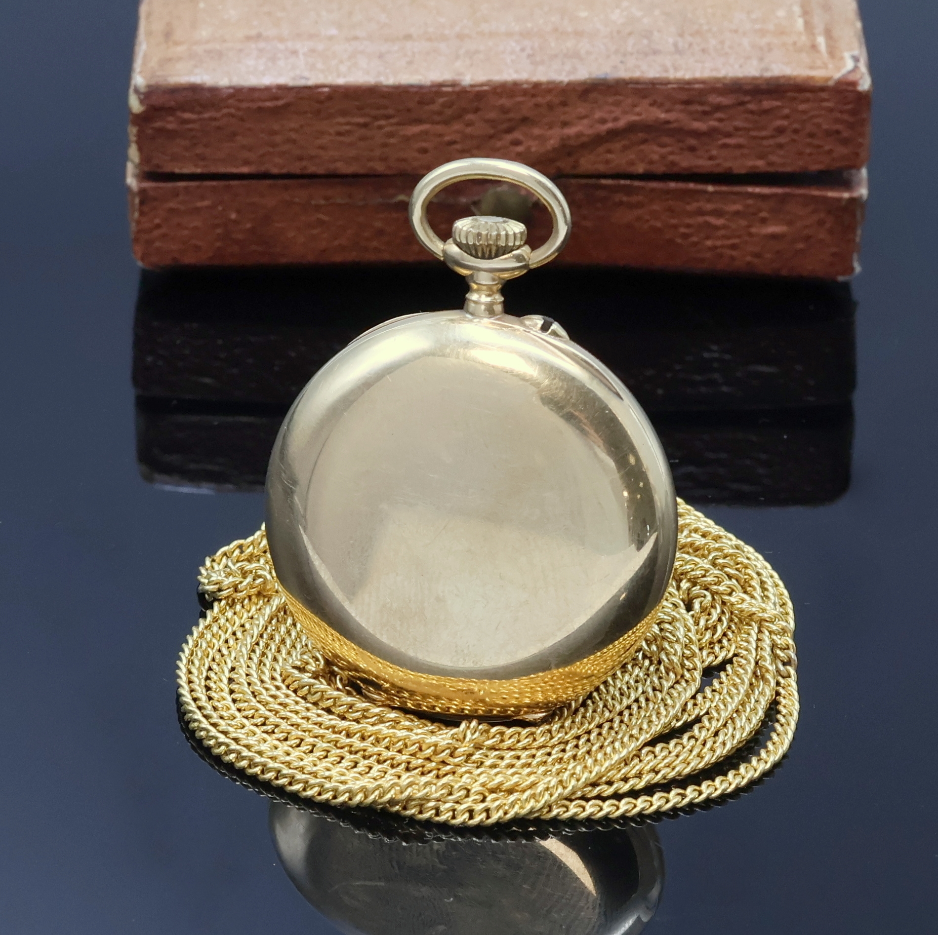 Detail a: ALEX HÜNING offene Damentaschenuhr in GG 750/000 mit Kette in GG 585/000, Schweiz um 1910, glattes Geh., Metallcuvette, Emailzifferbl. m. ...