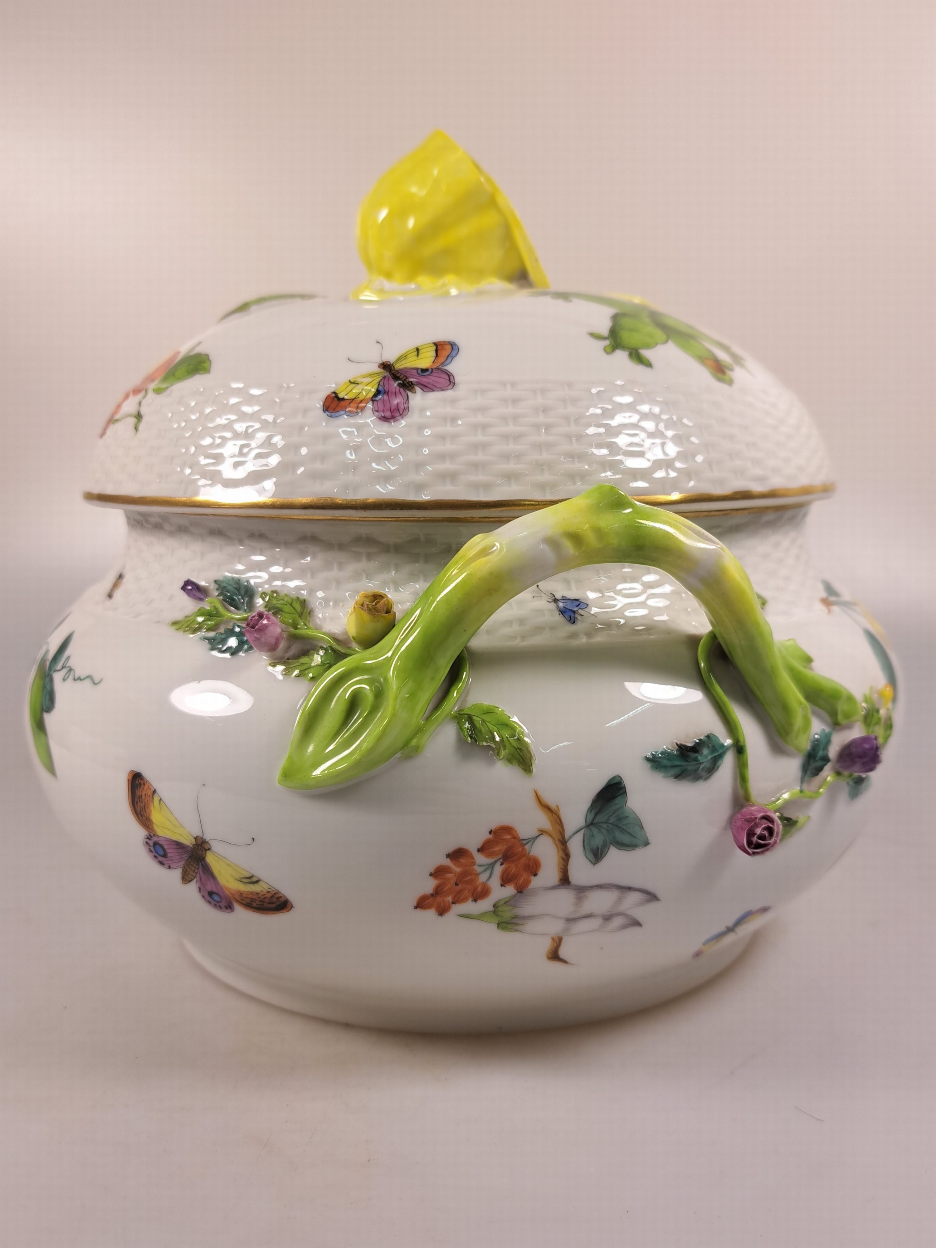 Detail d: 4 Teile Porzellan, Ungvarer Tata Ungarn, vor 1910, in der Art von Herends Victoria, flechtartig reliefierter Rand, bunter Dekor von Blumen und ...