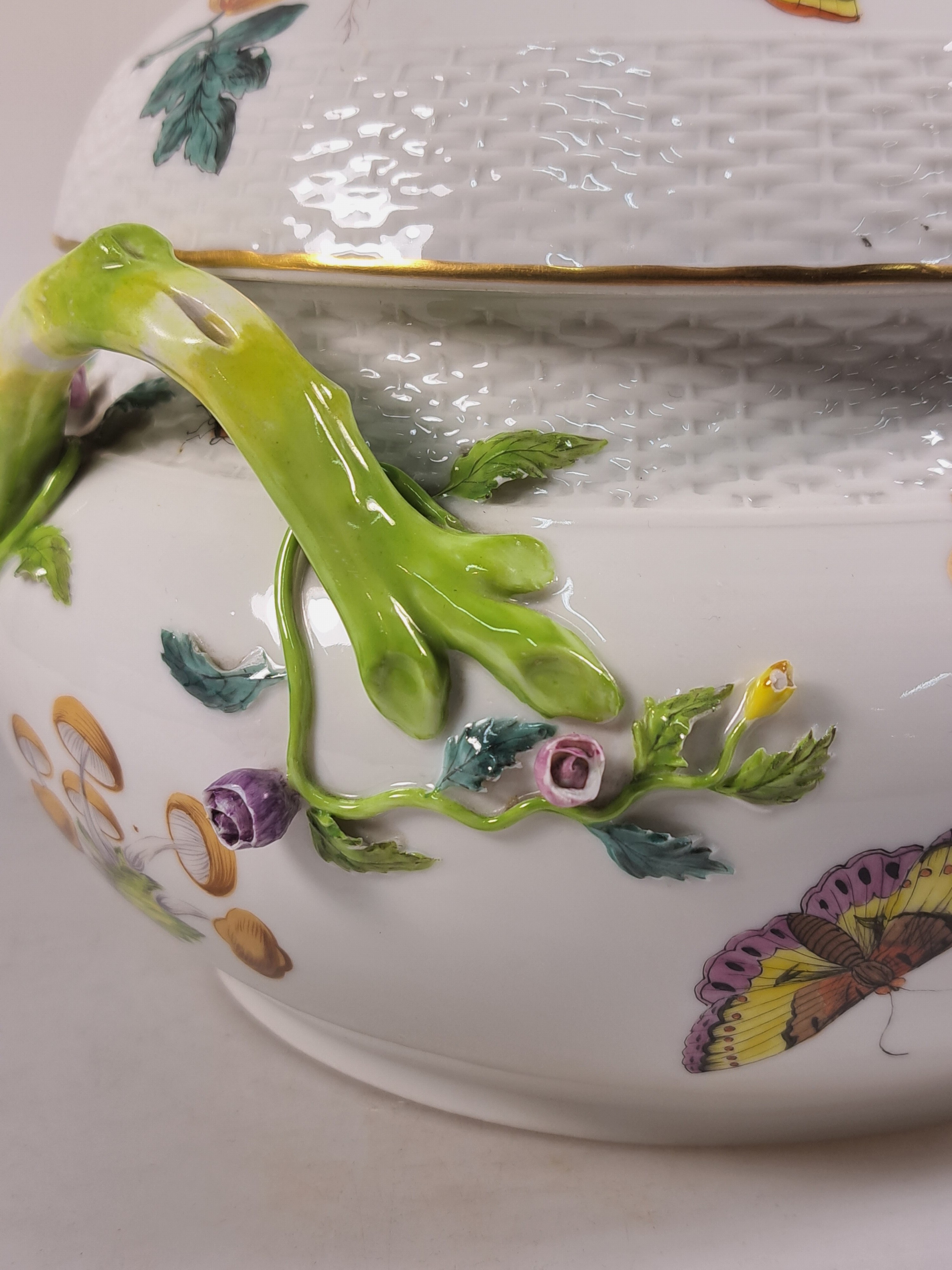 Detail e: 4 Teile Porzellan, Ungvarer Tata Ungarn, vor 1910, in der Art von Herends Victoria, flechtartig reliefierter Rand, bunter Dekor von Blumen und ...