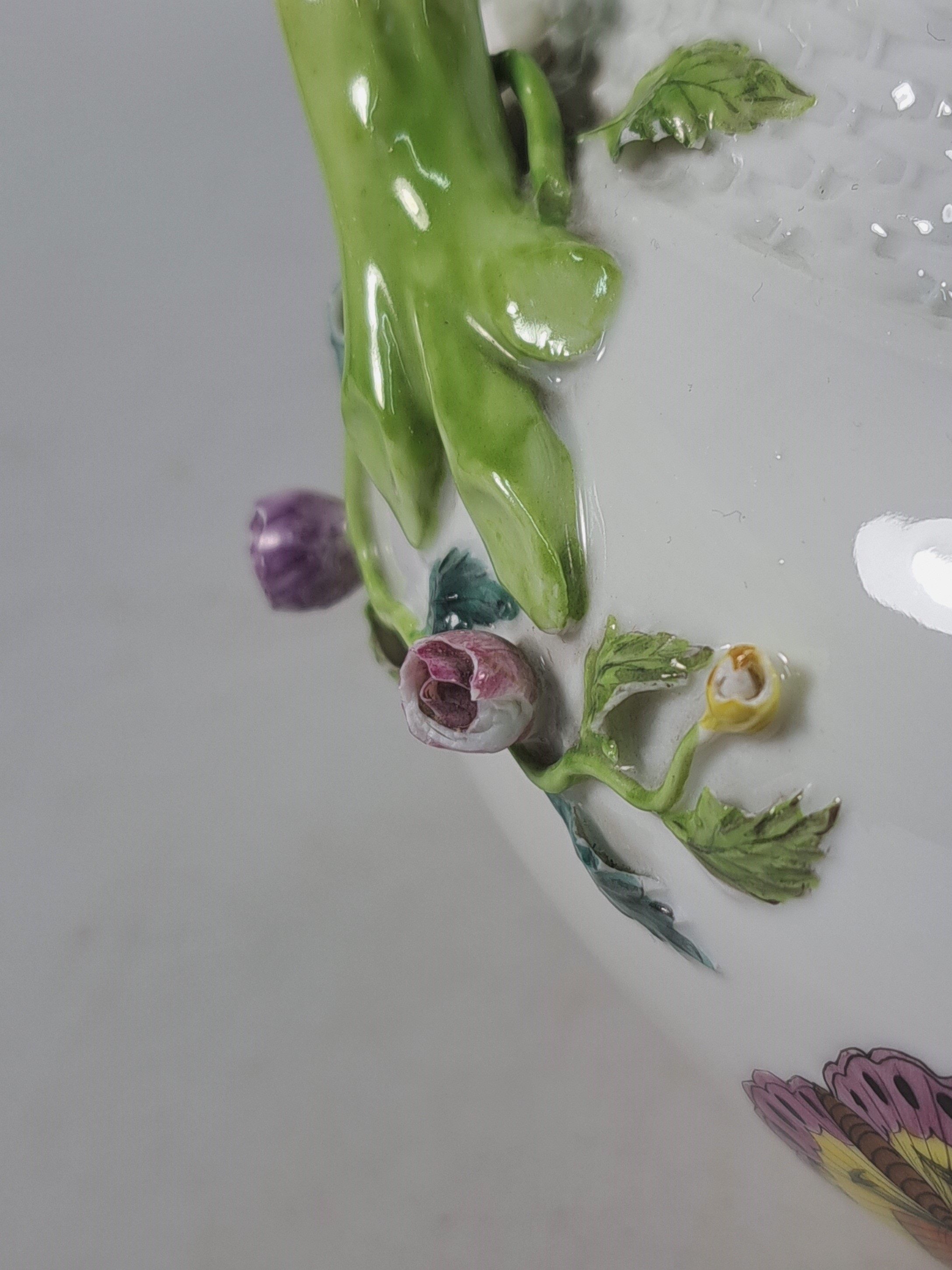 Detail f: 4 Teile Porzellan, Ungvarer Tata Ungarn, vor 1910, in der Art von Herends Victoria, flechtartig reliefierter Rand, bunter Dekor von Blumen und ...