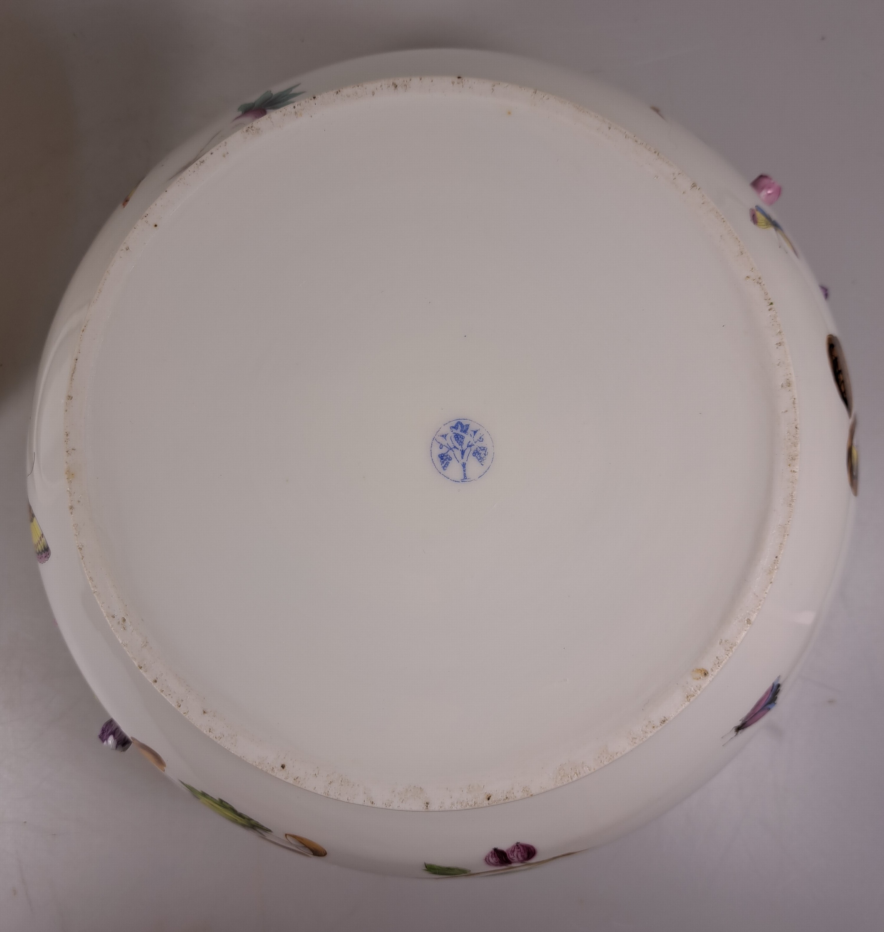 Detail h: 4 Teile Porzellan, Ungvarer Tata Ungarn, vor 1910, in der Art von Herends Victoria, flechtartig reliefierter Rand, bunter Dekor von Blumen und ...