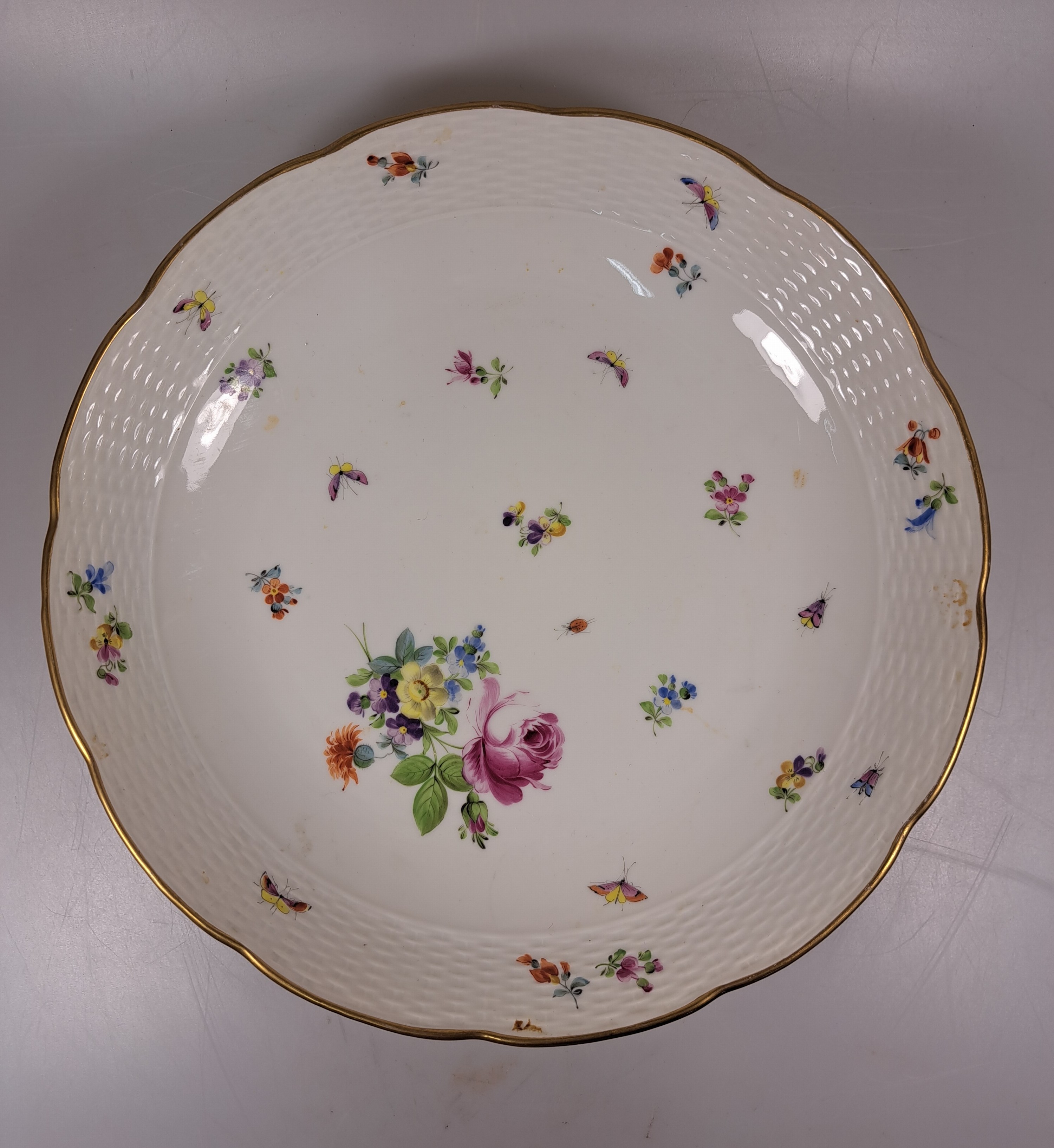 Detail i: 4 Teile Porzellan, Ungvarer Tata Ungarn, vor 1910, in der Art von Herends Victoria, flechtartig reliefierter Rand, bunter Dekor von Blumen und ...