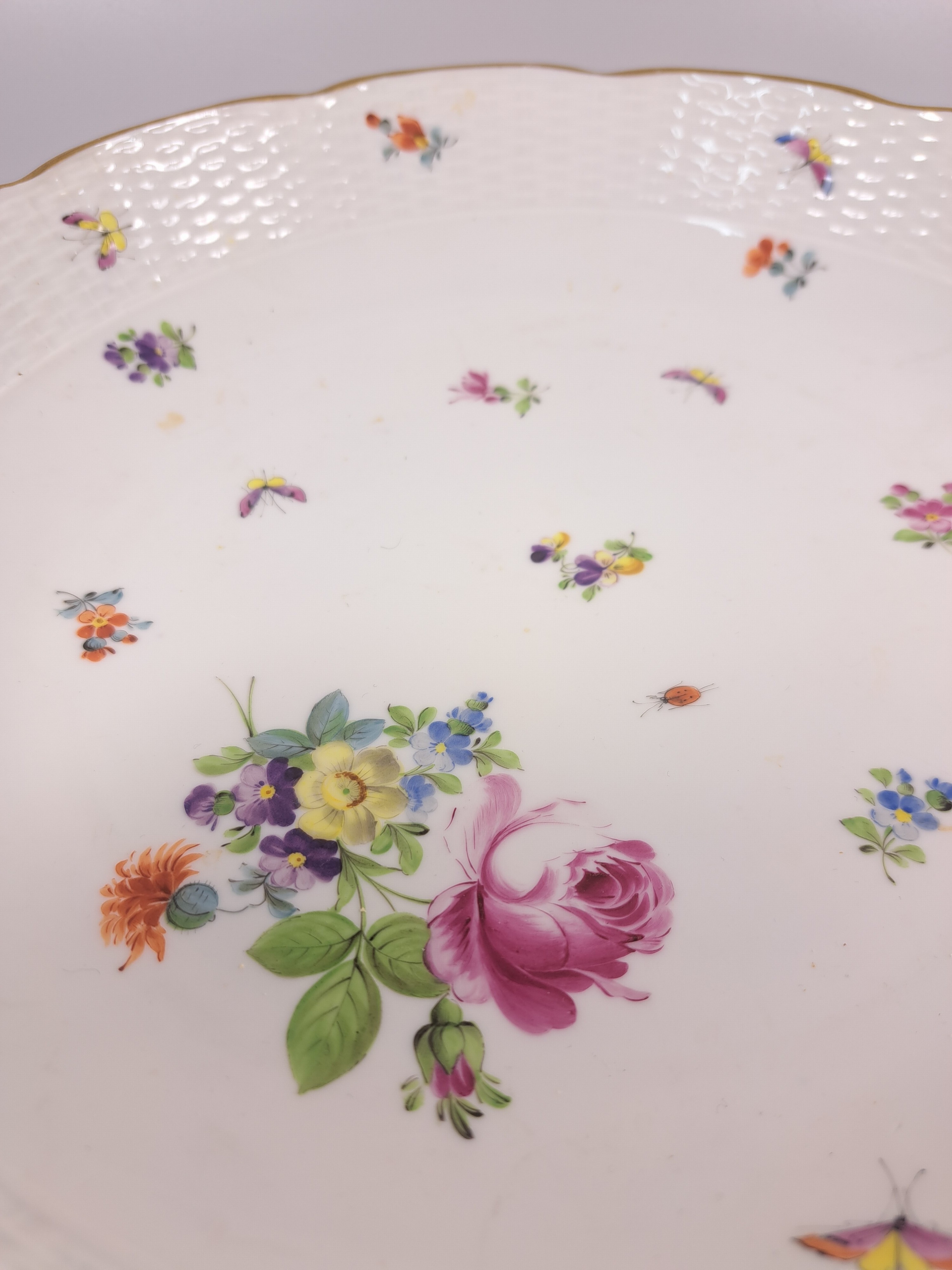 Detail j: 4 Teile Porzellan, Ungvarer Tata Ungarn, vor 1910, in der Art von Herends Victoria, flechtartig reliefierter Rand, bunter Dekor von Blumen und ...