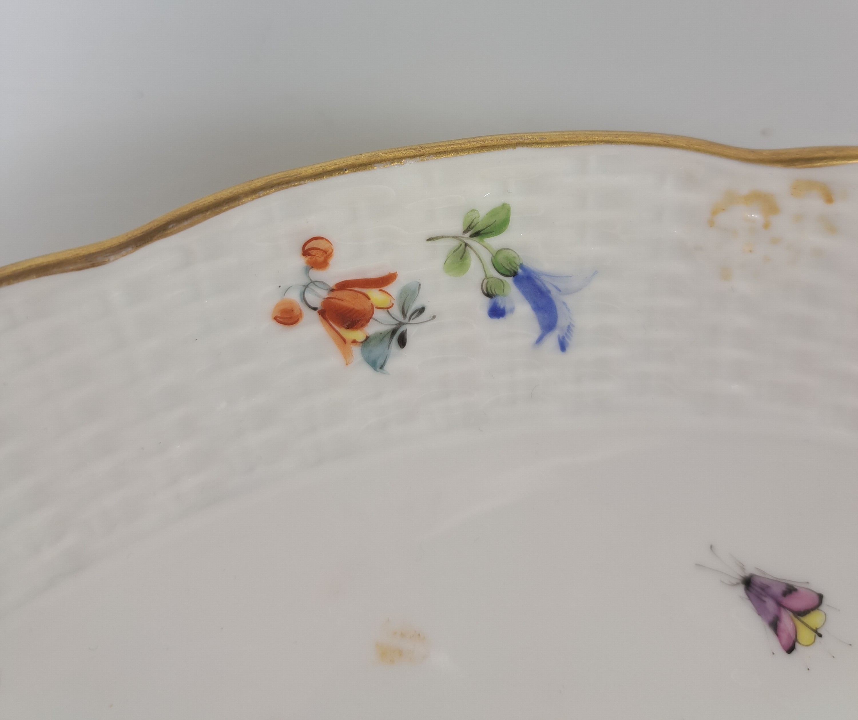 Detail k: 4 Teile Porzellan, Ungvarer Tata Ungarn, vor 1910, in der Art von Herends Victoria, flechtartig reliefierter Rand, bunter Dekor von Blumen und ...