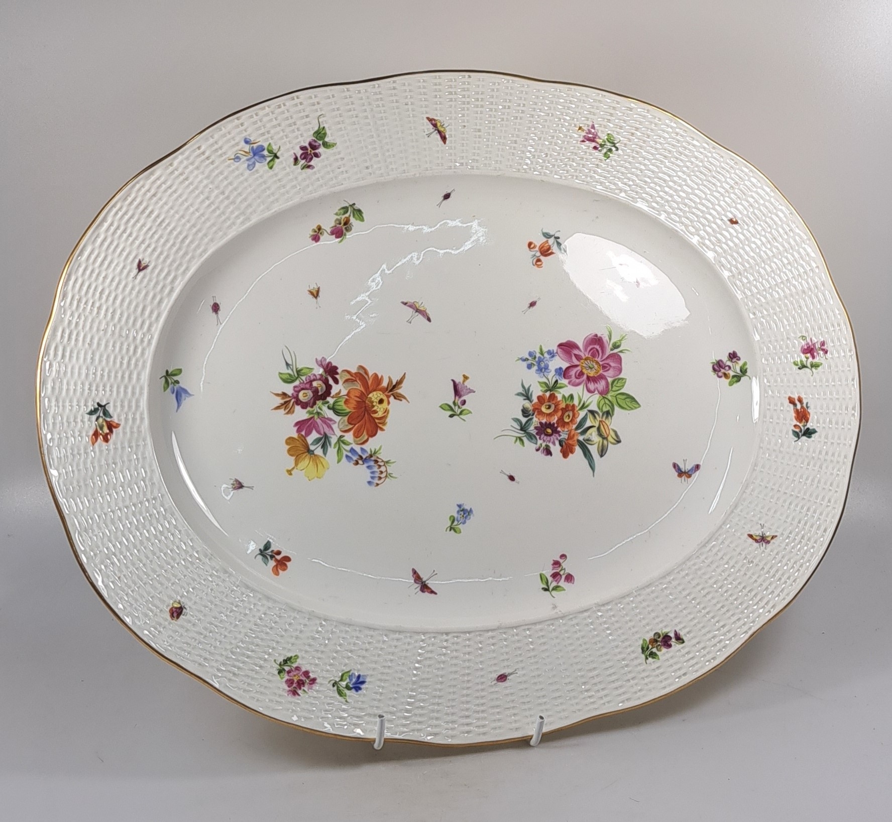 Detail m: 4 Teile Porzellan, Ungvarer Tata Ungarn, vor 1910, in der Art von Herends Victoria, flechtartig reliefierter Rand, bunter Dekor von Blumen und ...