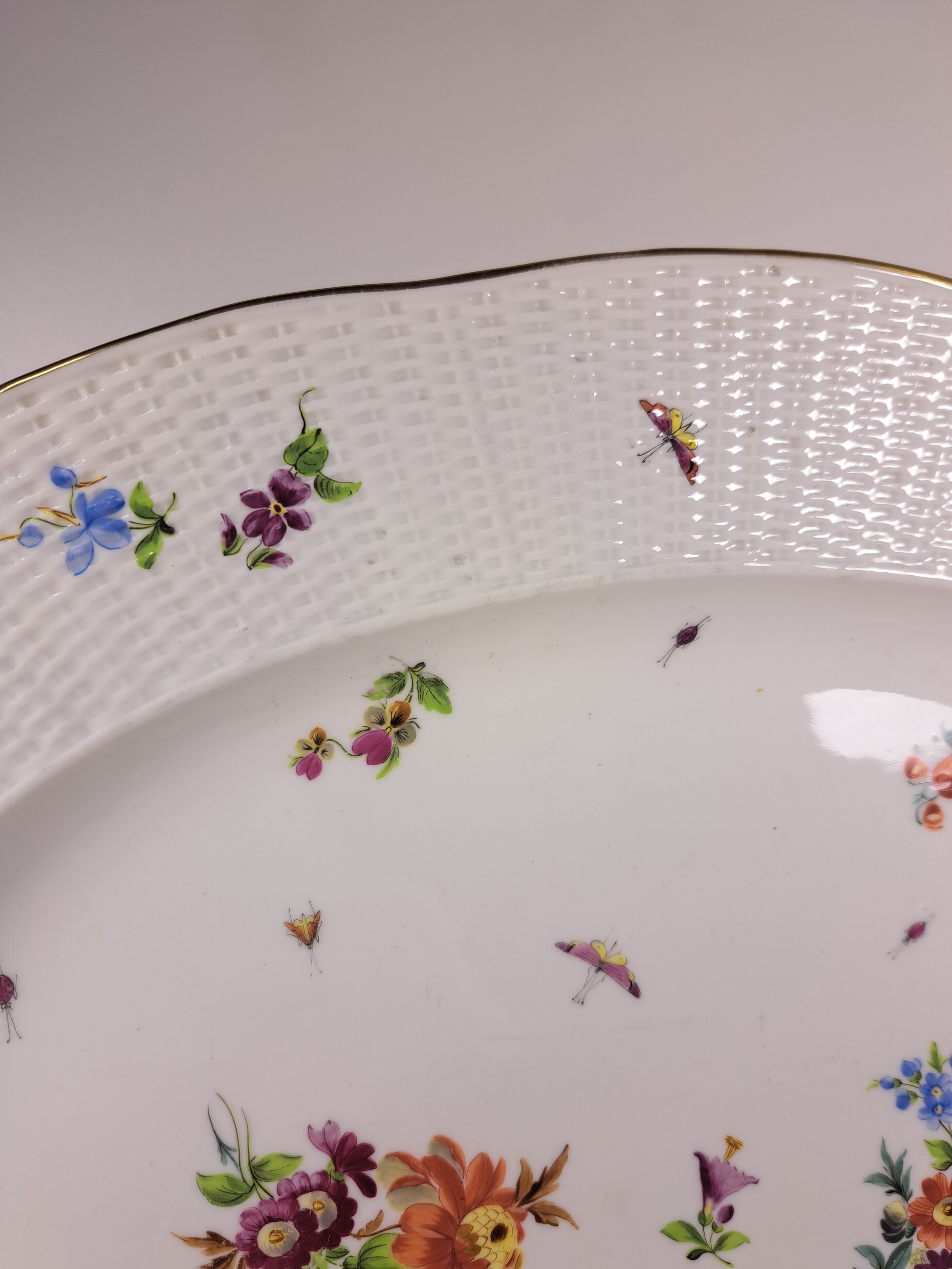 Detail n: 4 Teile Porzellan, Ungvarer Tata Ungarn, vor 1910, in der Art von Herends Victoria, flechtartig reliefierter Rand, bunter Dekor von Blumen und ...