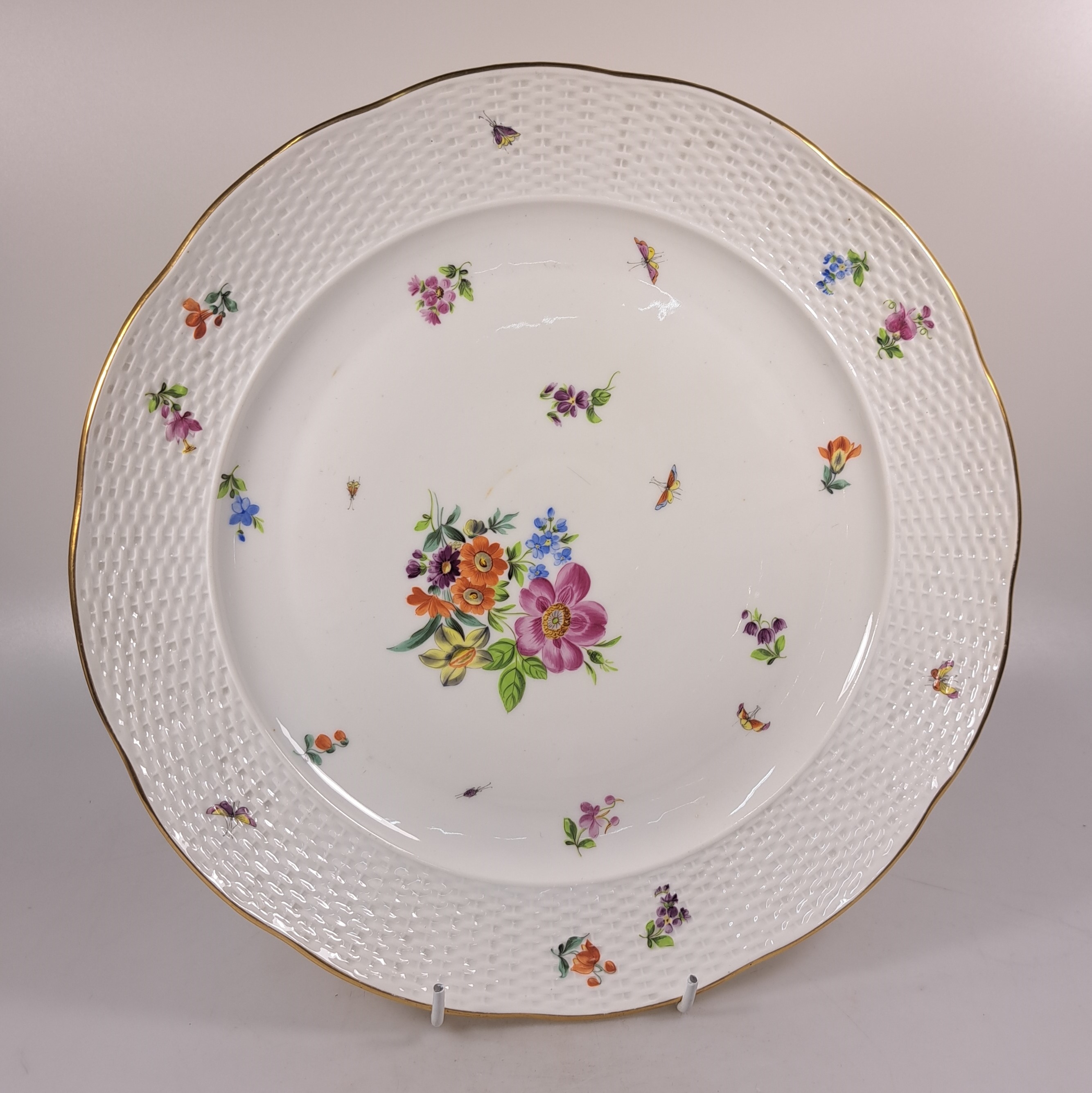 Detail p: 4 Teile Porzellan, Ungvarer Tata Ungarn, vor 1910, in der Art von Herends Victoria, flechtartig reliefierter Rand, bunter Dekor von Blumen und ...
