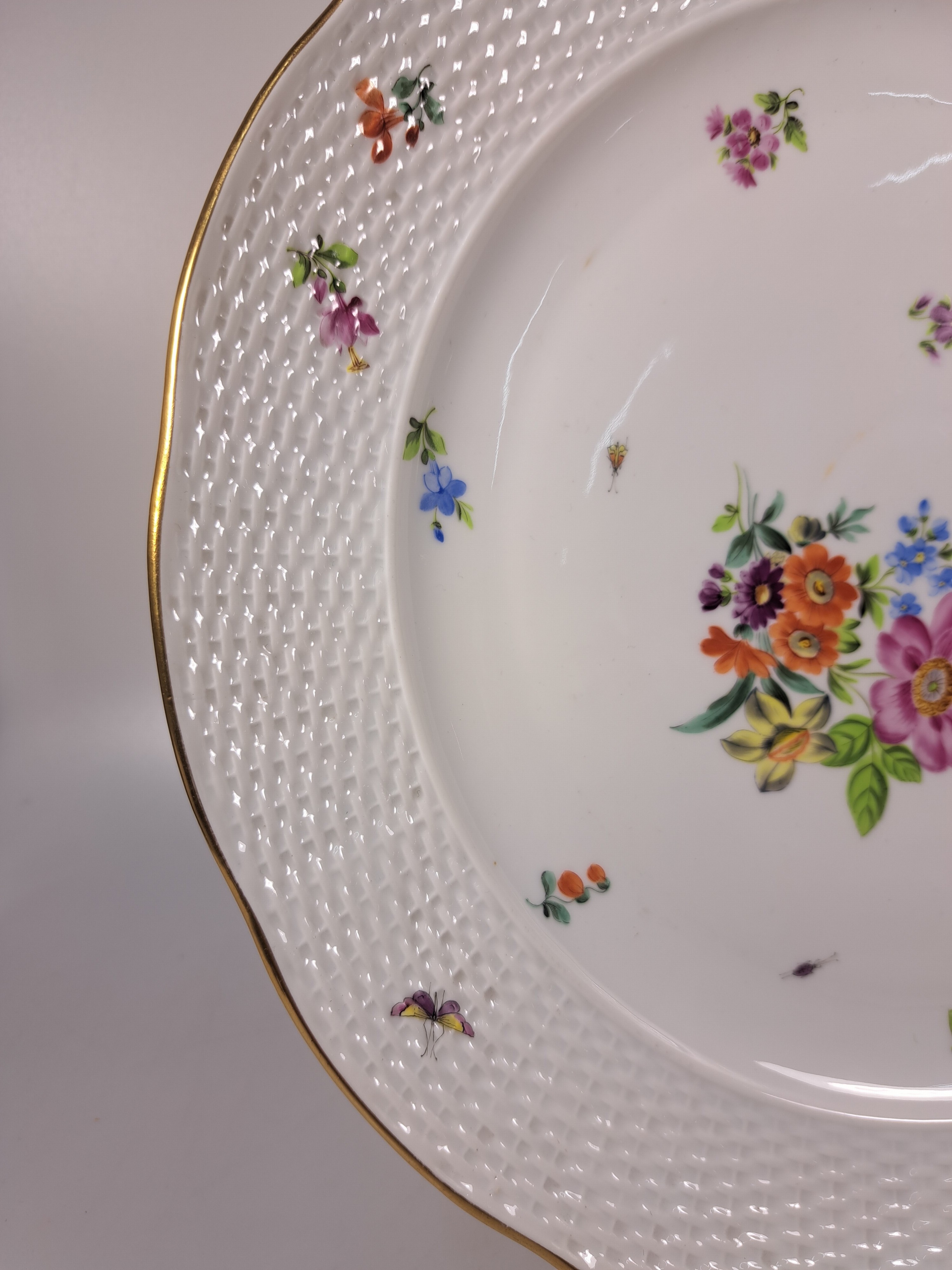 Detail r: 4 Teile Porzellan, Ungvarer Tata Ungarn, vor 1910, in der Art von Herends Victoria, flechtartig reliefierter Rand, bunter Dekor von Blumen und ...