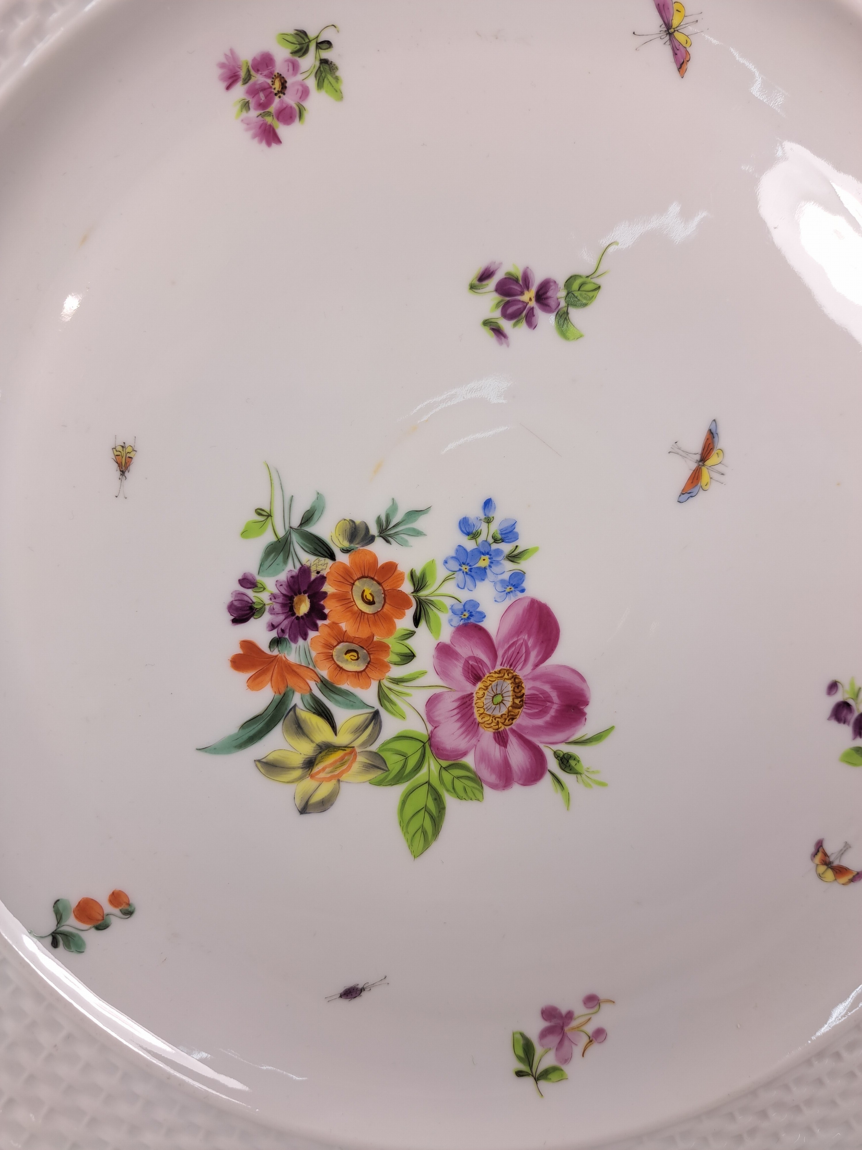 Detail s: 4 Teile Porzellan, Ungvarer Tata Ungarn, vor 1910, in der Art von Herends Victoria, flechtartig reliefierter Rand, bunter Dekor von Blumen und ...