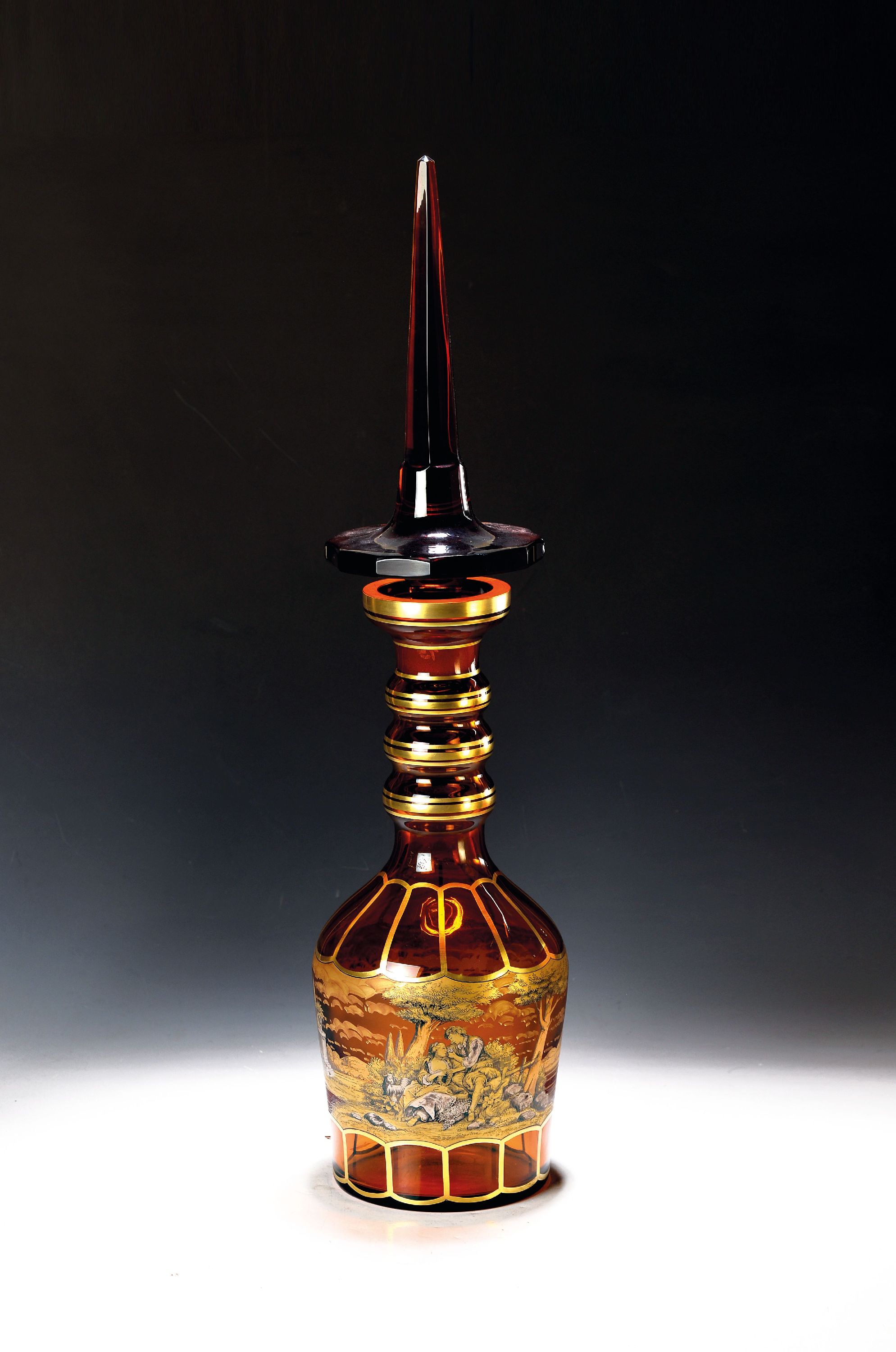 Übergroße Karaffe, Tschechien, sign. Freudleva, 20. Jh., bernsteinfarbenes Glas mit reicher Goldstaffage, mittig umlaufend feine Malerei in Gold ...