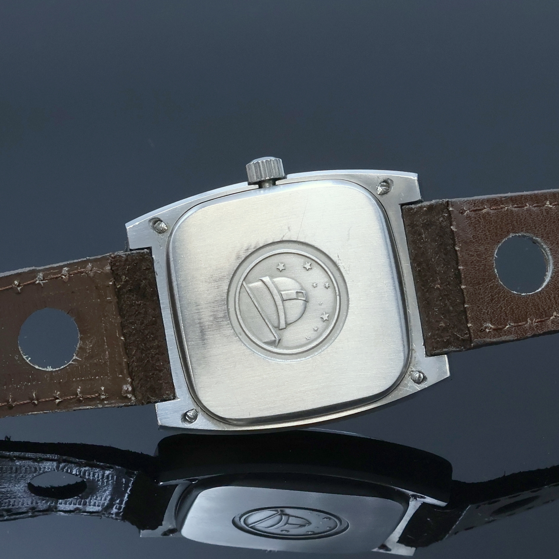 Detail d: OMEGA Constellation Armbandchronometer in Edelstahl Referenz 168.044, Schweiz um 1969, Automatik, rechteck., 3-teil. Geh. inkl. Lederband m. orig. ...
