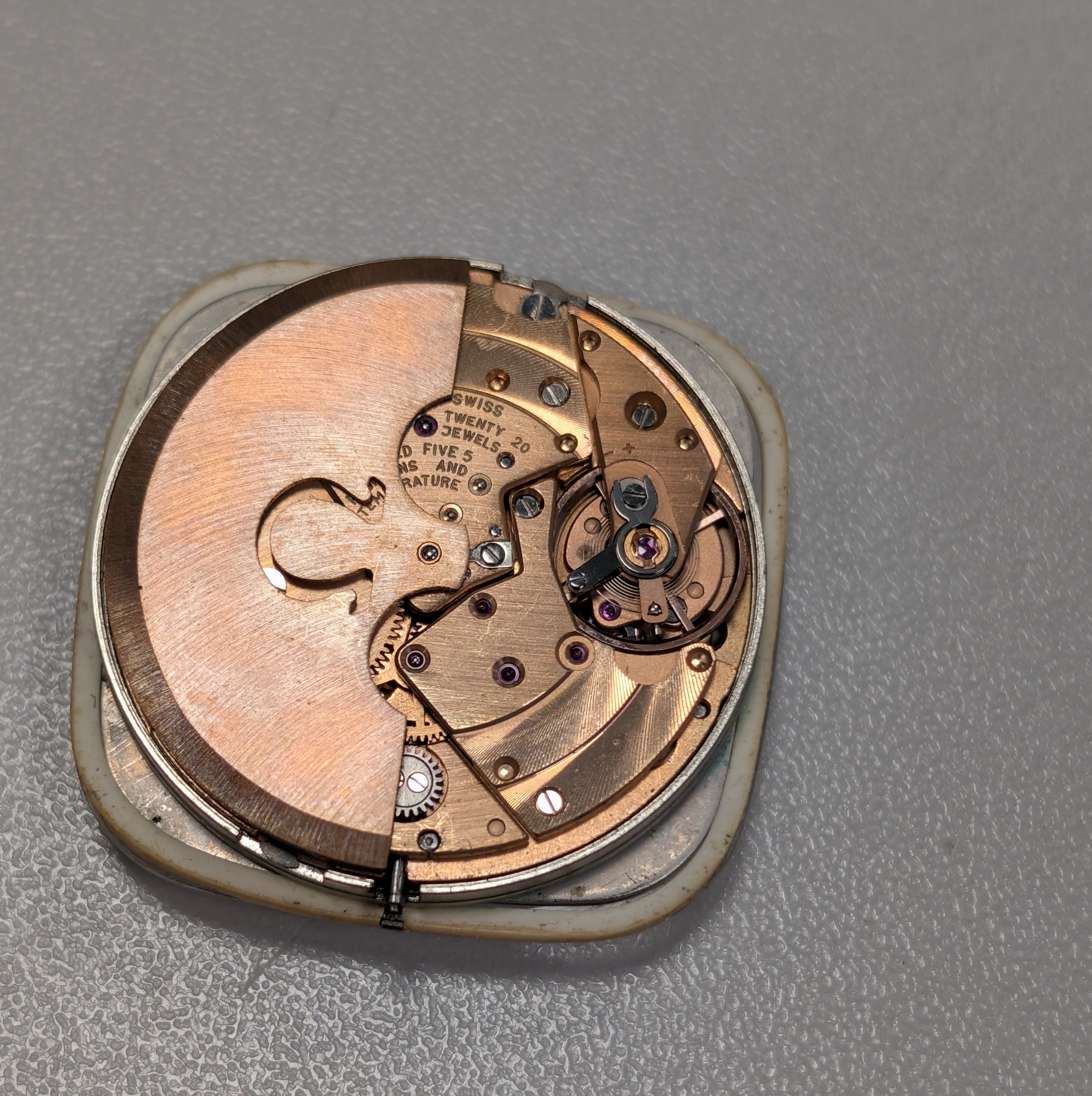 Detail e: OMEGA Constellation Armbandchronometer in Edelstahl Referenz 168.044, Schweiz um 1969, Automatik, rechteck., 3-teil. Geh. inkl. Lederband m. orig. ...
