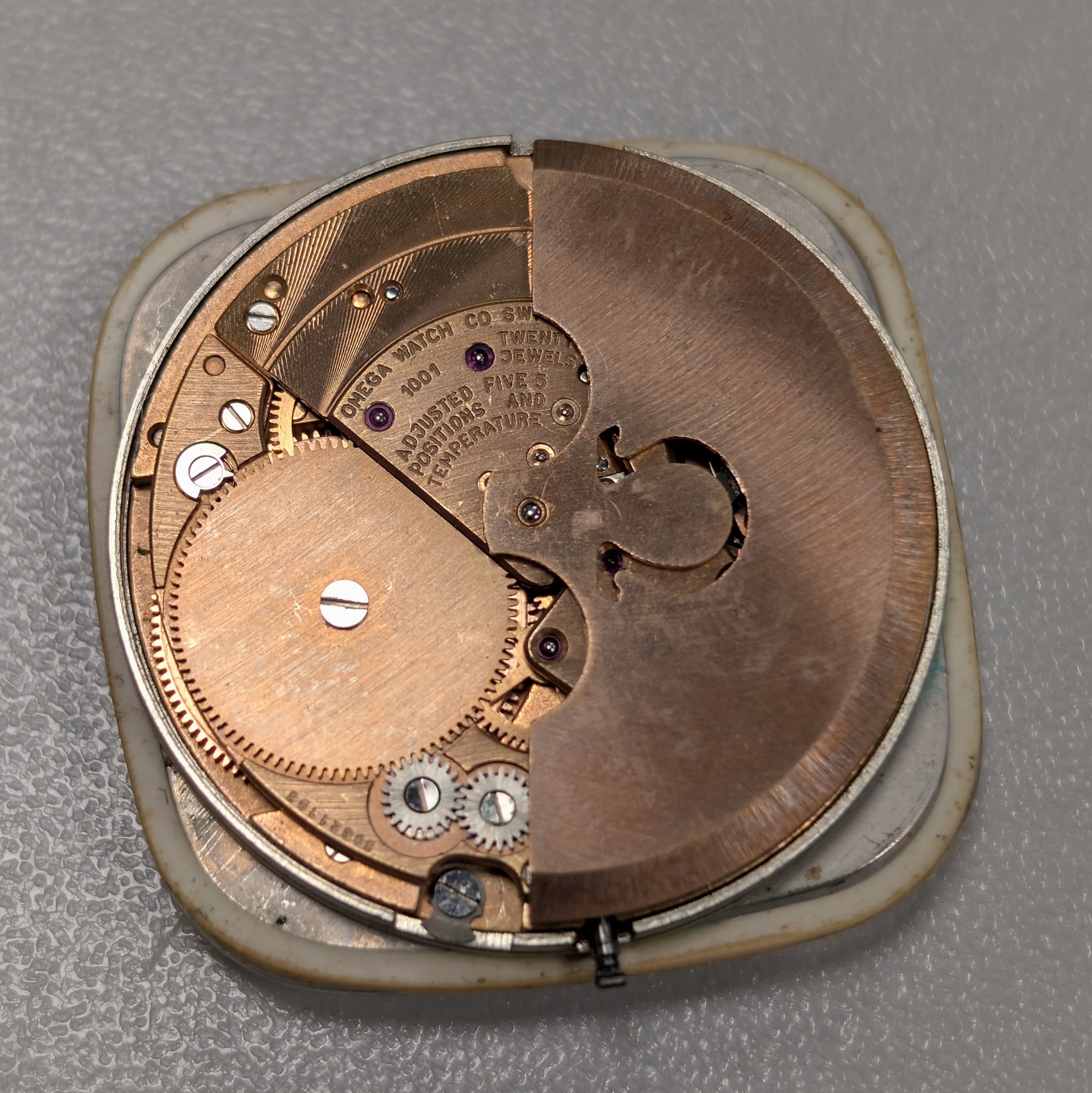 Detail g: OMEGA Constellation Armbandchronometer in Edelstahl Referenz 168.044, Schweiz um 1969, Automatik, rechteck., 3-teil. Geh. inkl. Lederband m. orig. ...