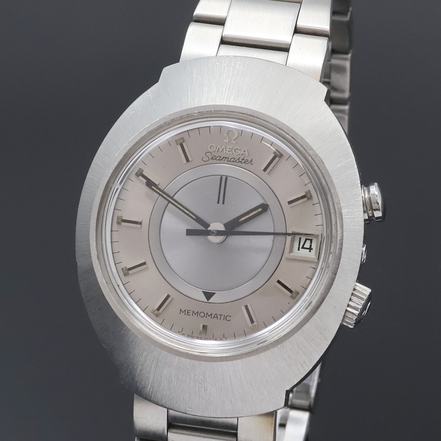 Detail a: OMEGA Armbandwecker Seamaster Memomatic Referenz 166.071, Schweiz um 1972, massives Edelstahlgeh. inkl. Gliederband m. Faltschl., Boden m. ...