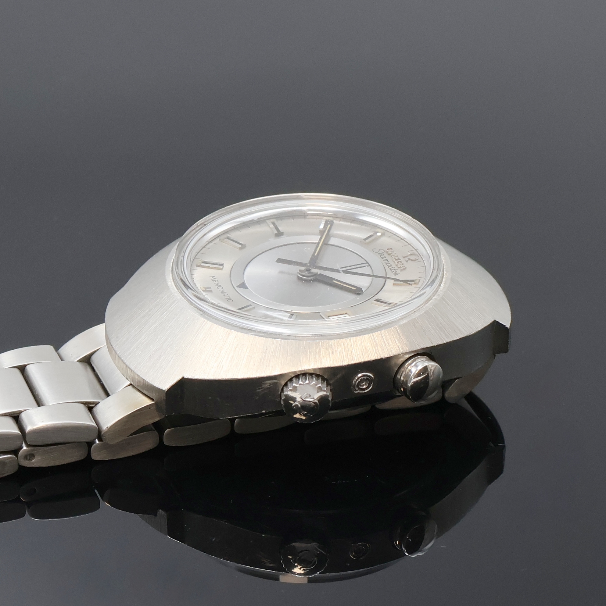Detail c: OMEGA Armbandwecker Seamaster Memomatic Referenz 166.071, Schweiz um 1972, massives Edelstahlgeh. inkl. Gliederband m. Faltschl., Boden m. ...