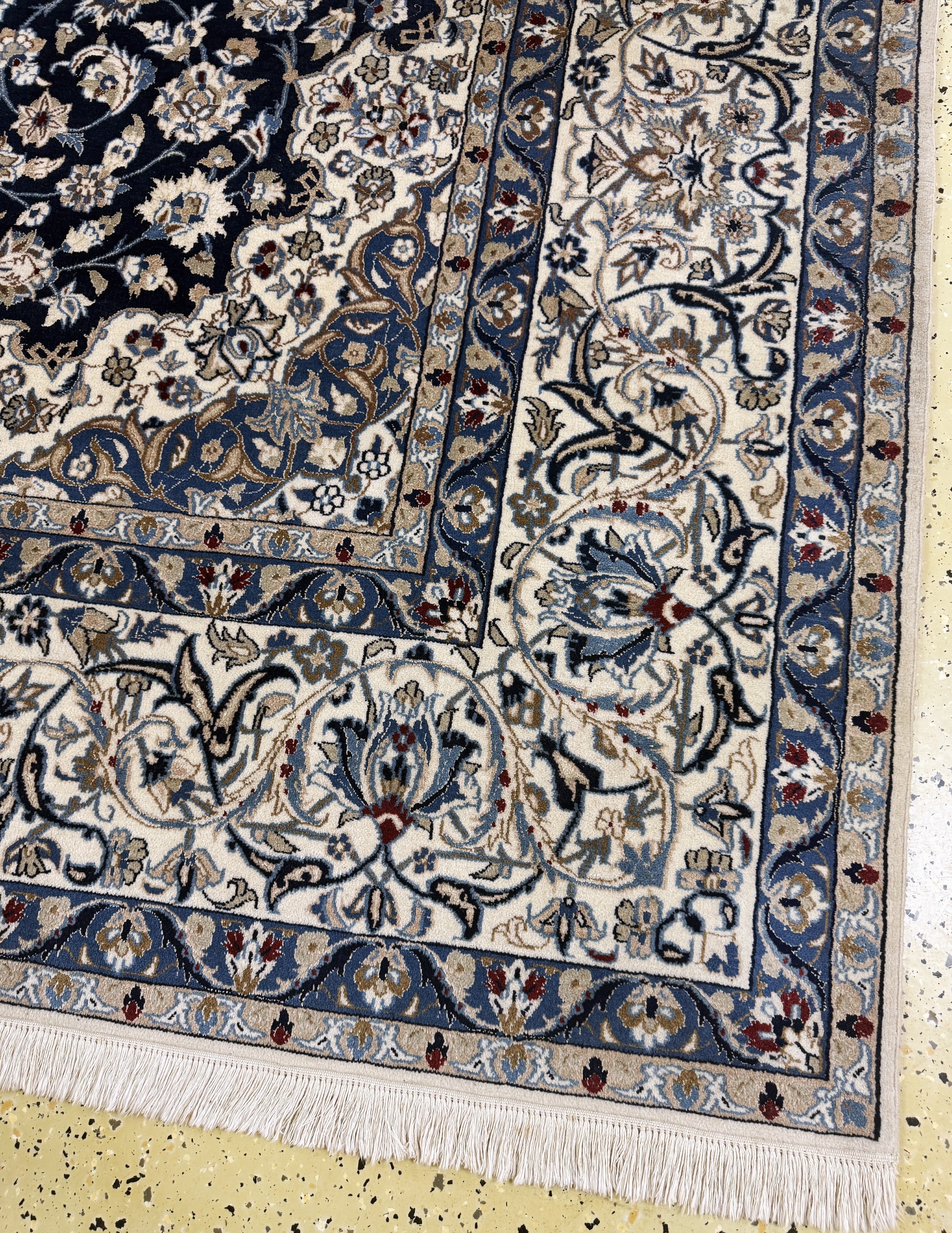 Detail a: Nain fein(9 La), Persien, Mitte 20.Jhd, Korkwolle mit Seide, ca. 357 x 247 cm, ca. 500.000 Kn/qm, Reinigungsbedürftig, EHZ: 2