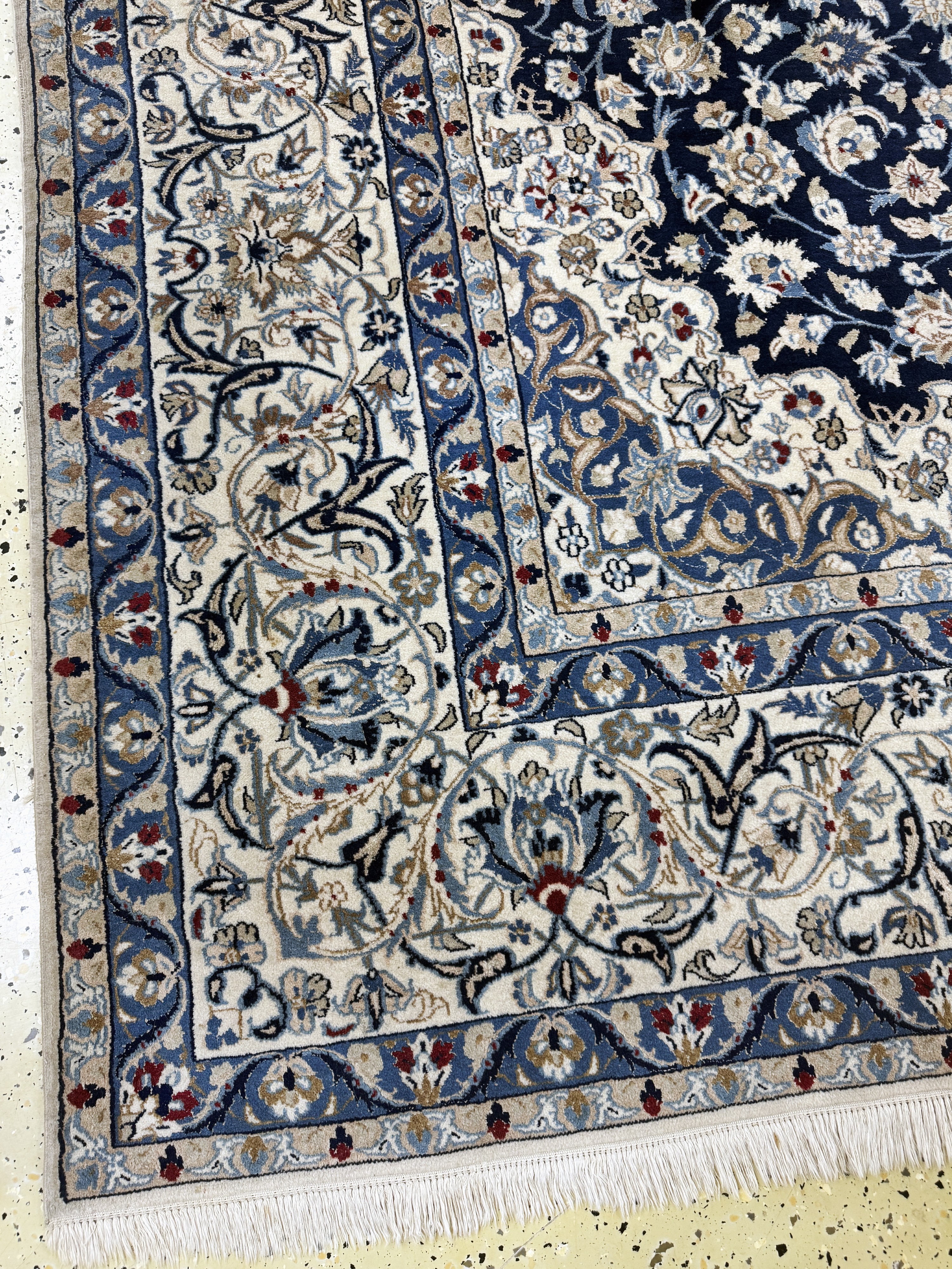 Detail b: Nain fein(9 La), Persien, Mitte 20.Jhd, Korkwolle mit Seide, ca. 357 x 247 cm, ca. 500.000 Kn/qm, Reinigungsbedürftig, EHZ: 2