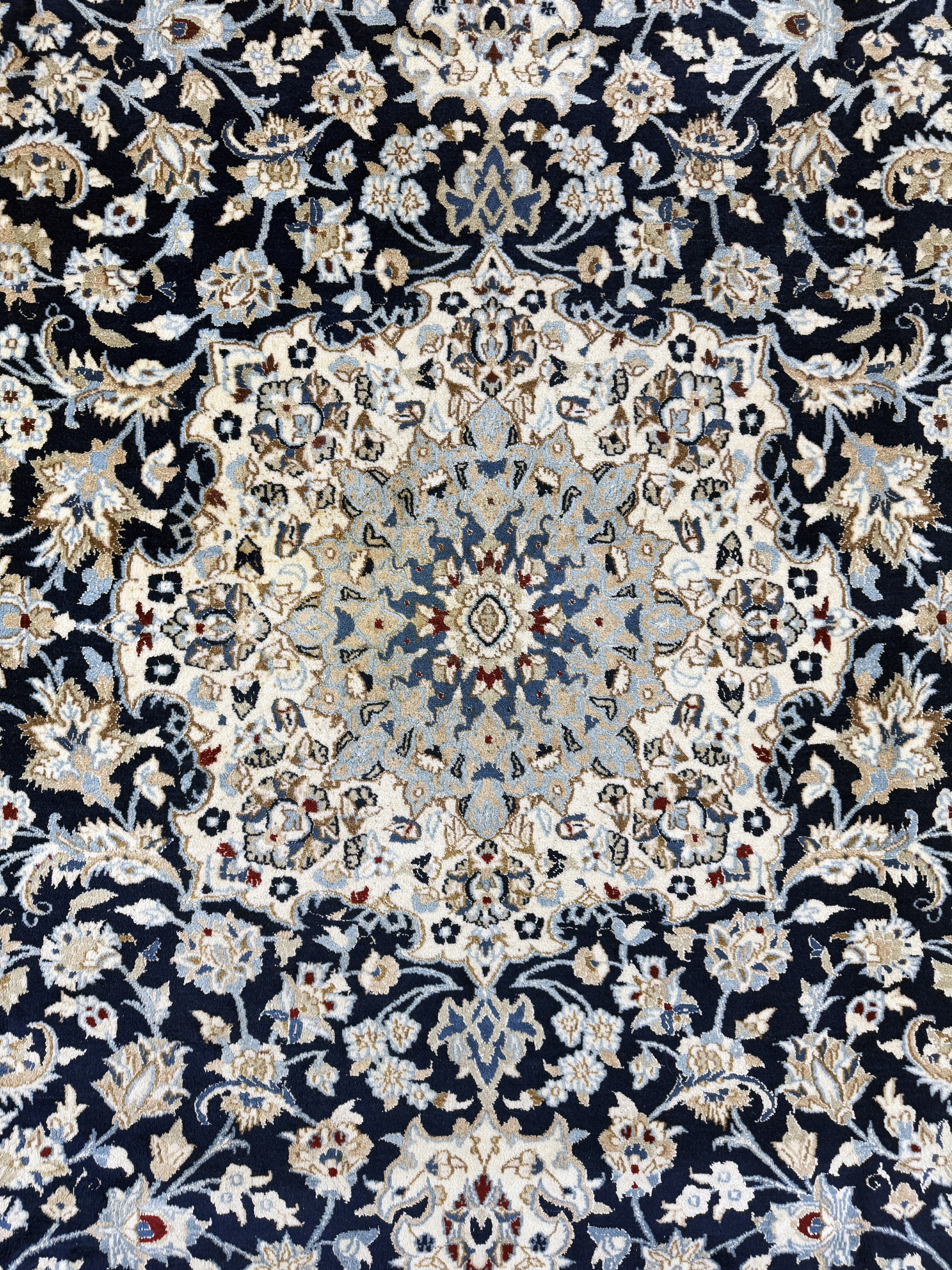 Detail d: Nain fein(9 La), Persien, Mitte 20.Jhd, Korkwolle mit Seide, ca. 357 x 247 cm, ca. 500.000 Kn/qm, Reinigungsbedürftig, EHZ: 2