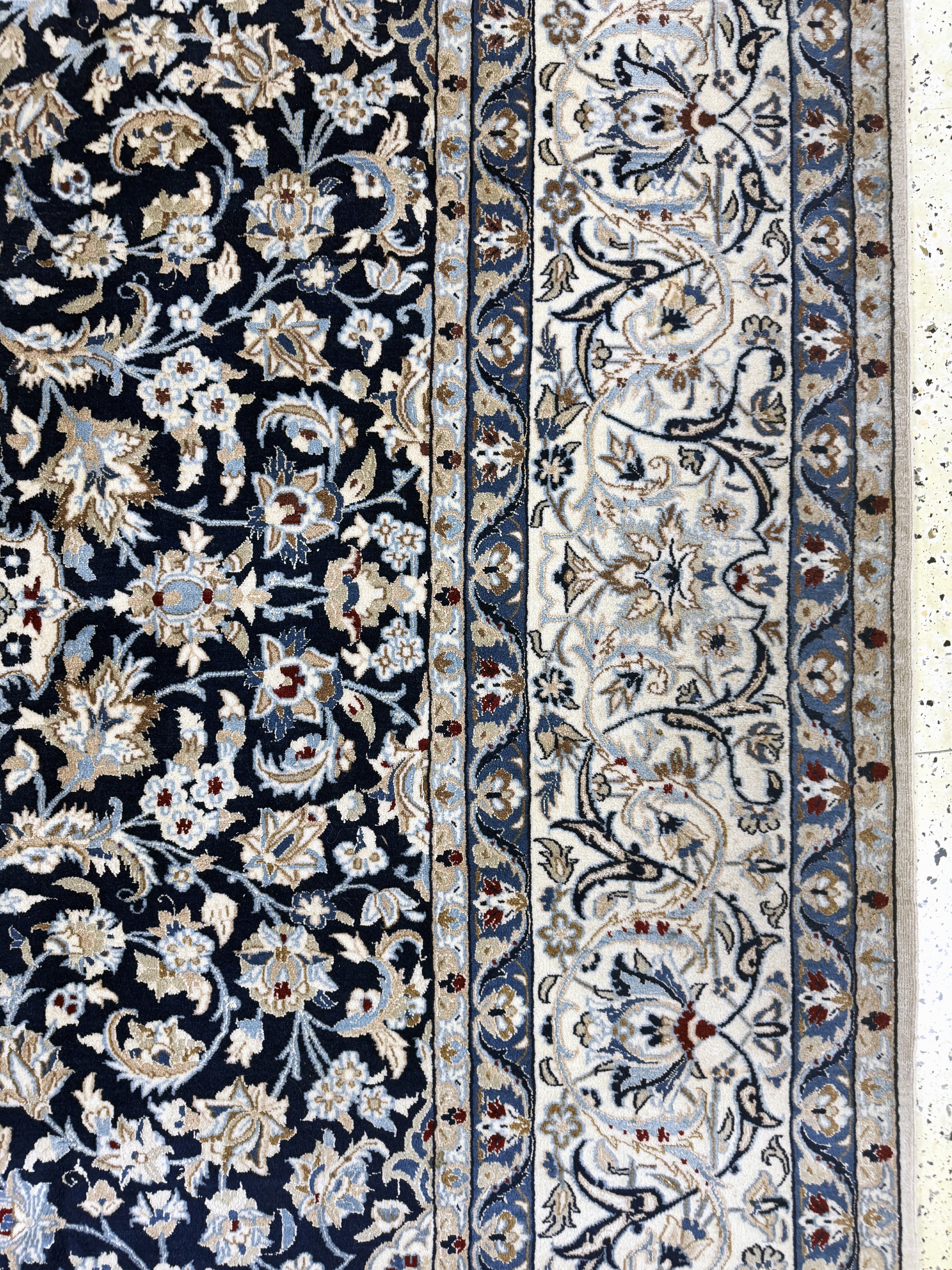 Detail e: Nain fein(9 La), Persien, Mitte 20.Jhd, Korkwolle mit Seide, ca. 357 x 247 cm, ca. 500.000 Kn/qm, Reinigungsbedürftig, EHZ: 2