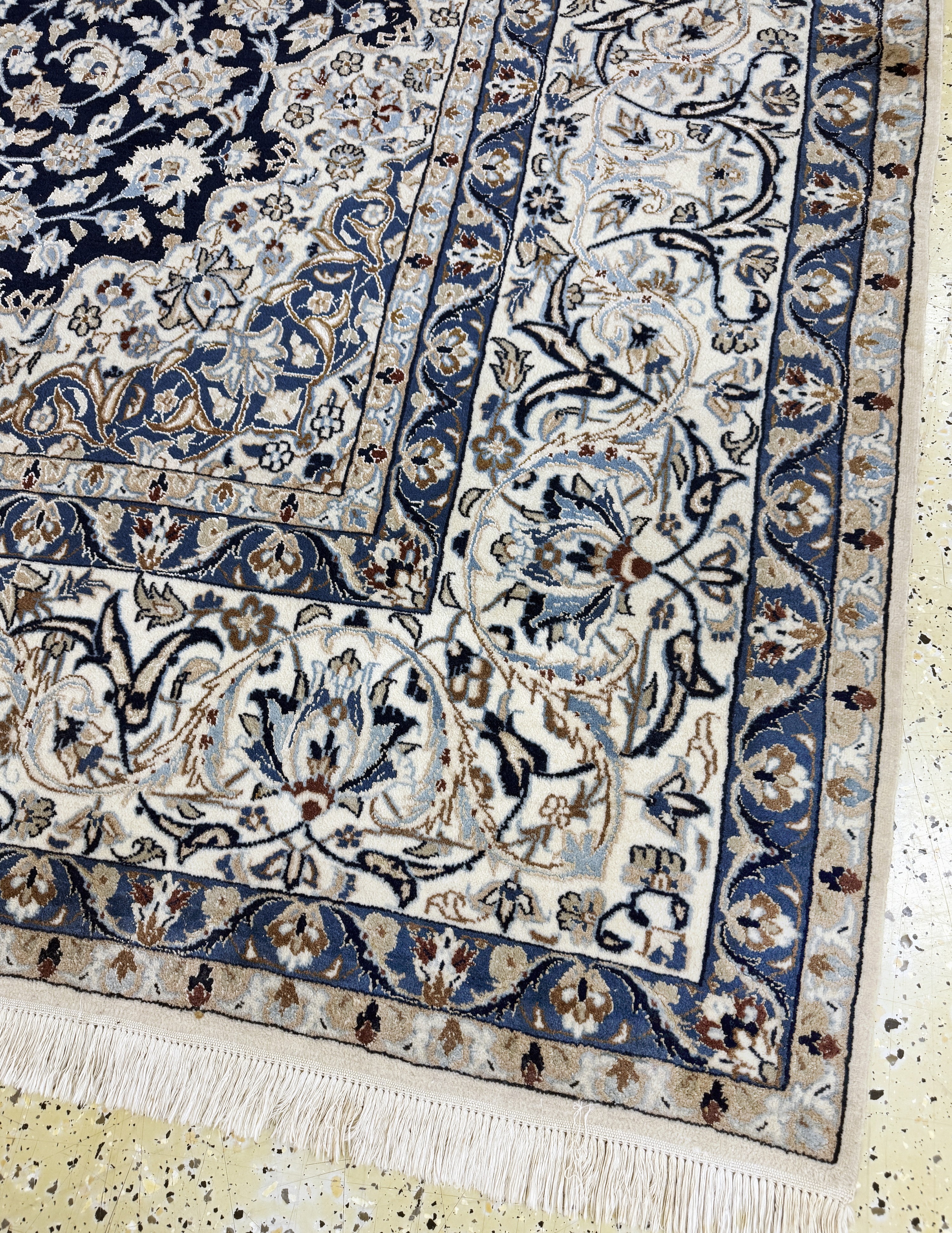 Detail f: Nain fein(9 La), Persien, Mitte 20.Jhd, Korkwolle mit Seide, ca. 357 x 247 cm, ca. 500.000 Kn/qm, Reinigungsbedürftig, EHZ: 2