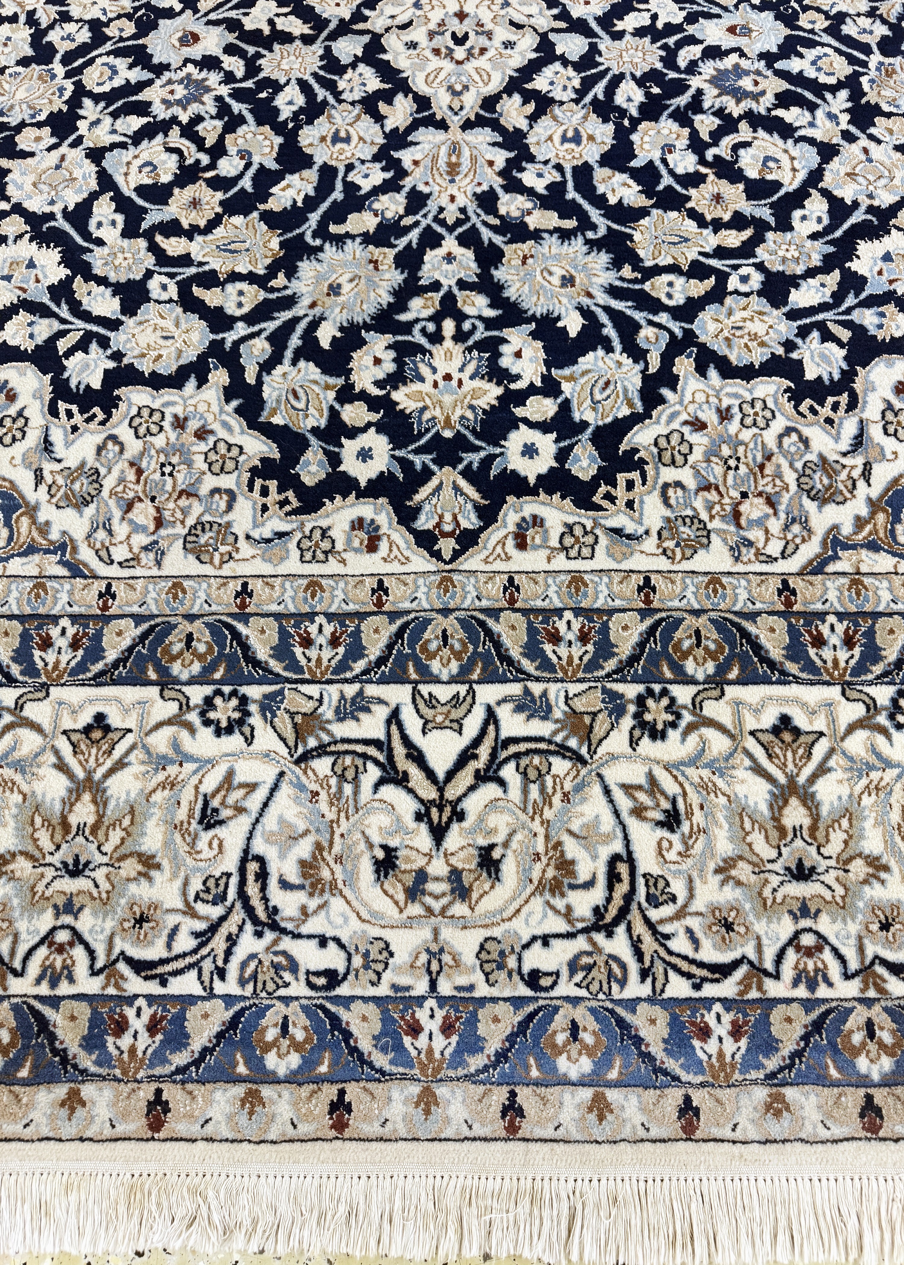 Detail g: Nain fein(9 La), Persien, Mitte 20.Jhd, Korkwolle mit Seide, ca. 357 x 247 cm, ca. 500.000 Kn/qm, Reinigungsbedürftig, EHZ: 2