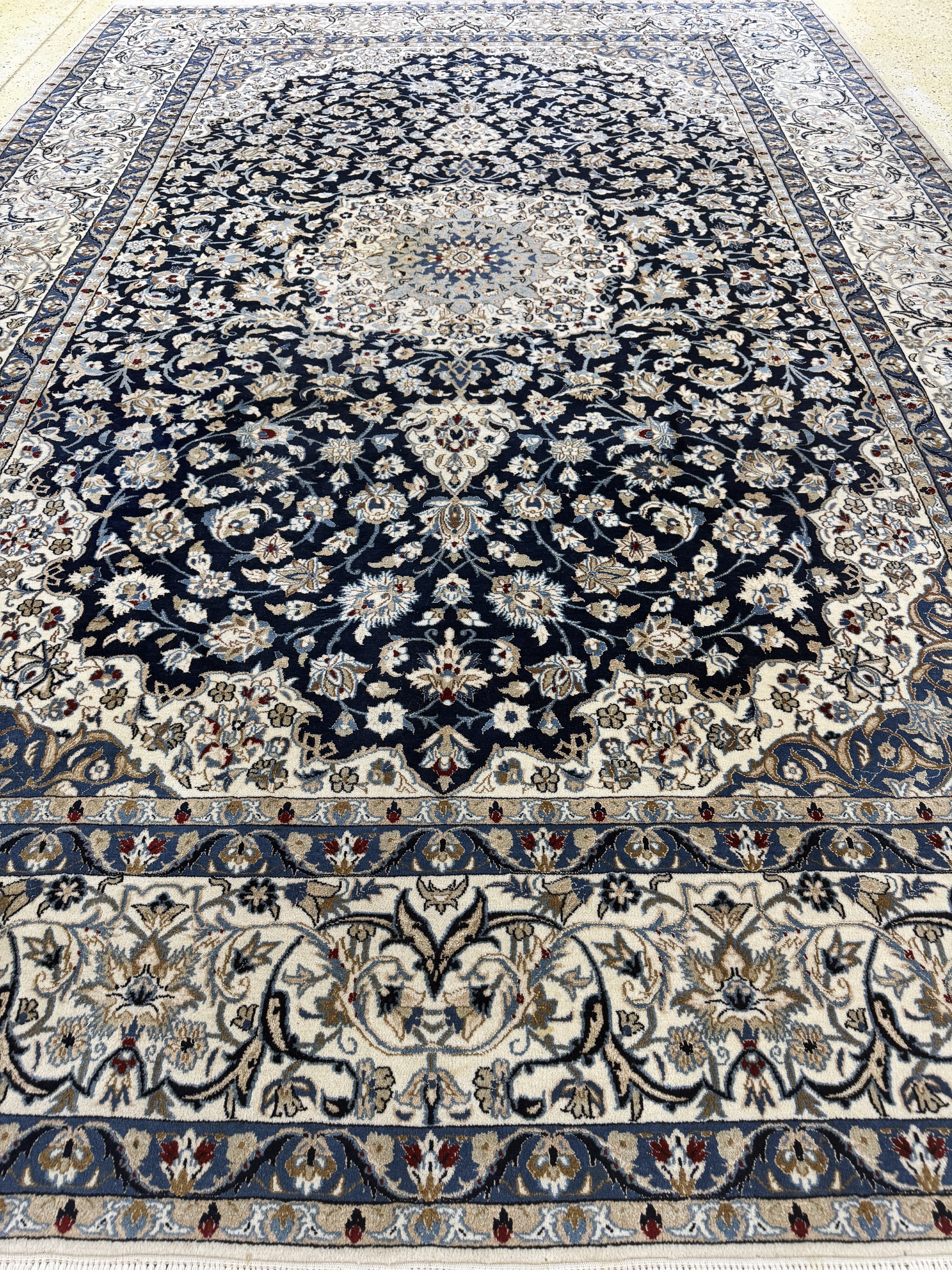 Detail i: Nain fein(9 La), Persien, Mitte 20.Jhd, Korkwolle mit Seide, ca. 357 x 247 cm, ca. 500.000 Kn/qm, Reinigungsbedürftig, EHZ: 2