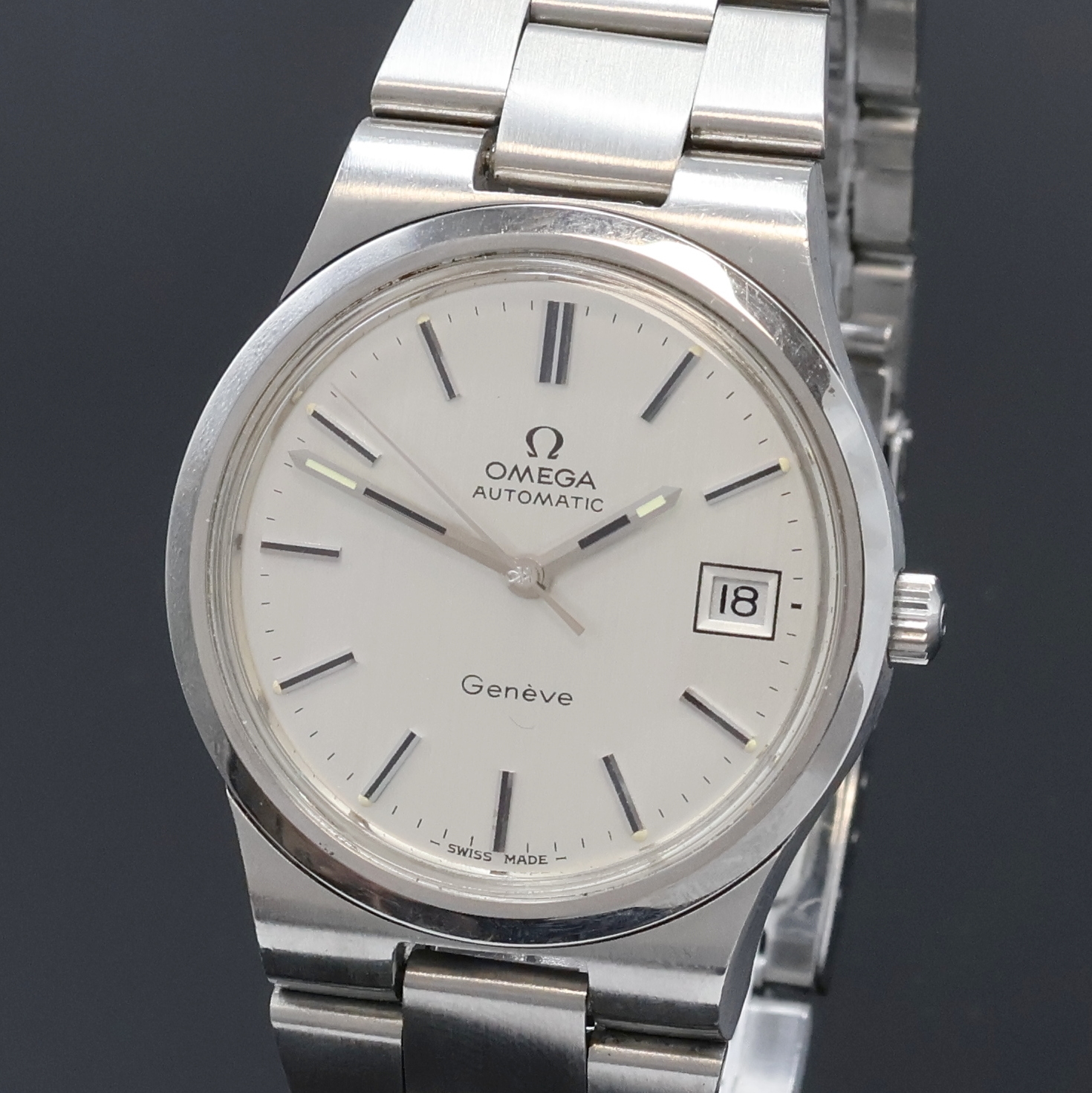 Detail a: OMEGA Geneve Herrenarmbanduhr in Stahl Referenz 166.0173/366.0832, Schweiz um 1973, Automatik, Omega Gliederband m. Faltschl., Boden verschr., silb. ...