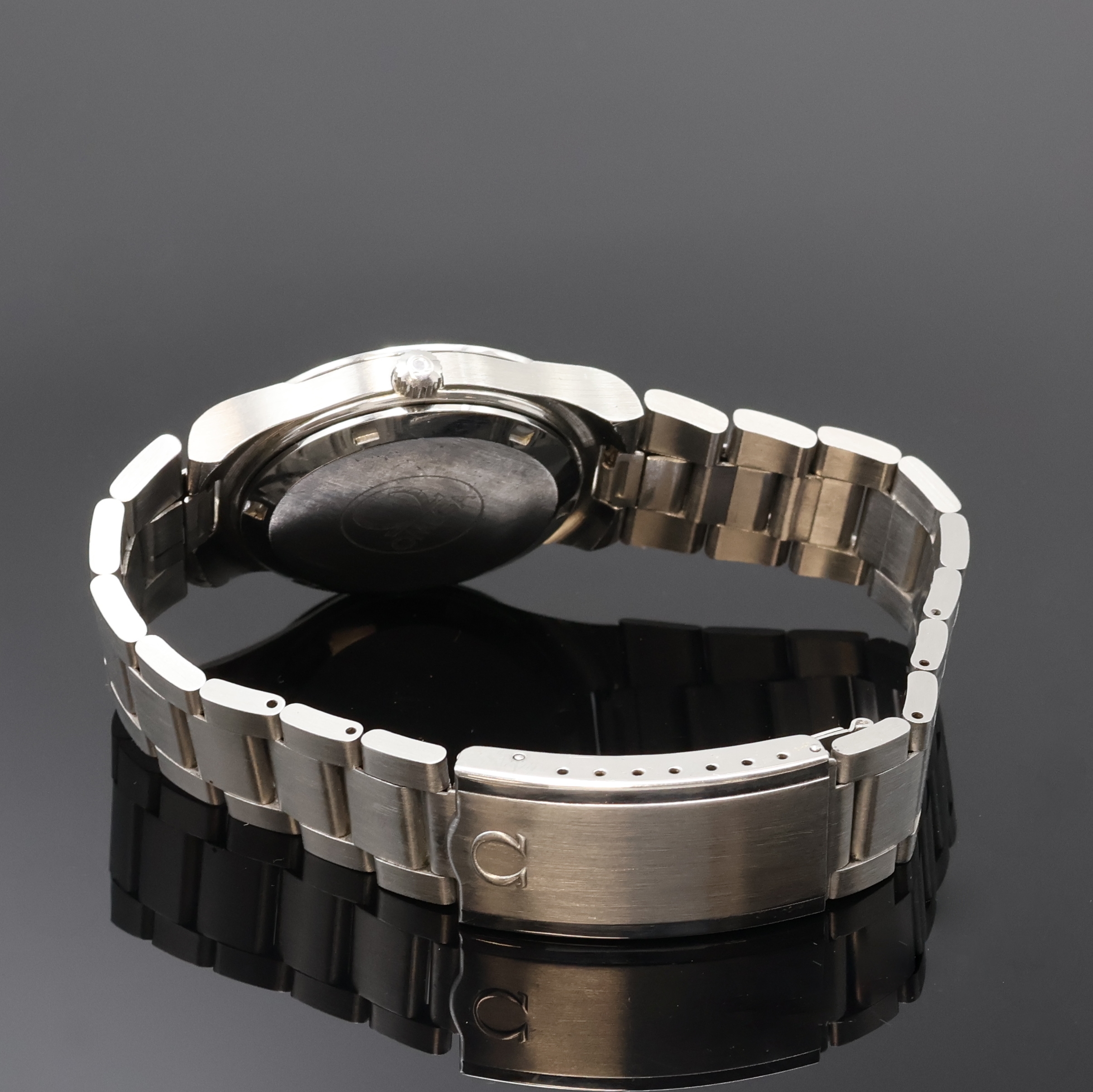 Detail b: OMEGA Geneve Herrenarmbanduhr in Stahl Referenz 166.0173/366.0832, Schweiz um 1973, Automatik, Omega Gliederband m. Faltschl., Boden verschr., silb. ...