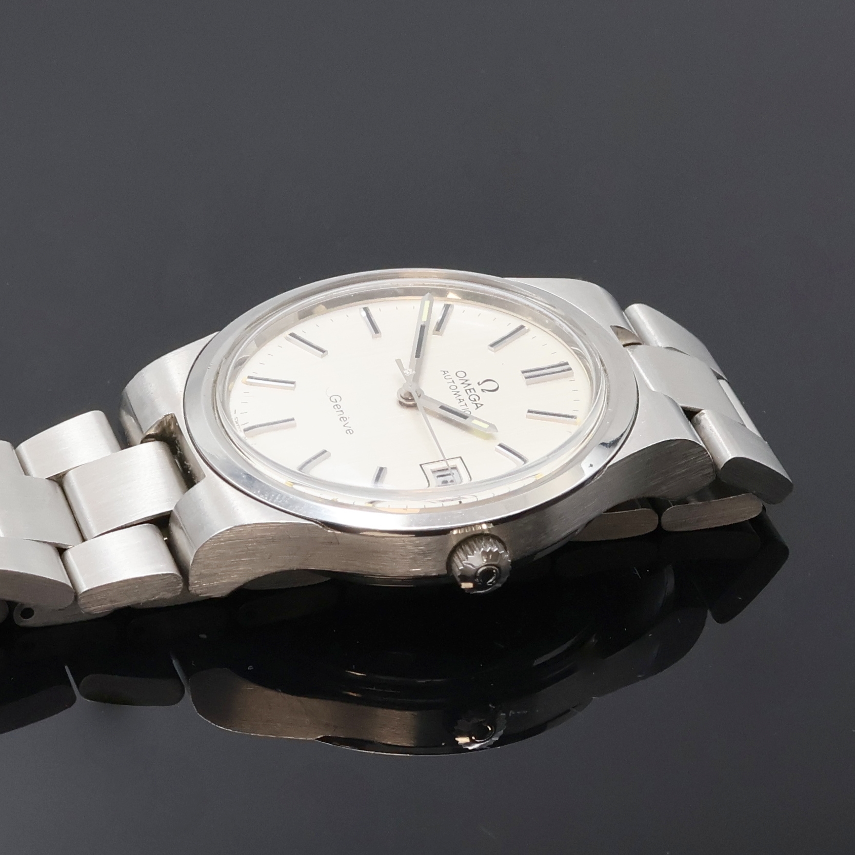 Detail c: OMEGA Geneve Herrenarmbanduhr in Stahl Referenz 166.0173/366.0832, Schweiz um 1973, Automatik, Omega Gliederband m. Faltschl., Boden verschr., silb. ...