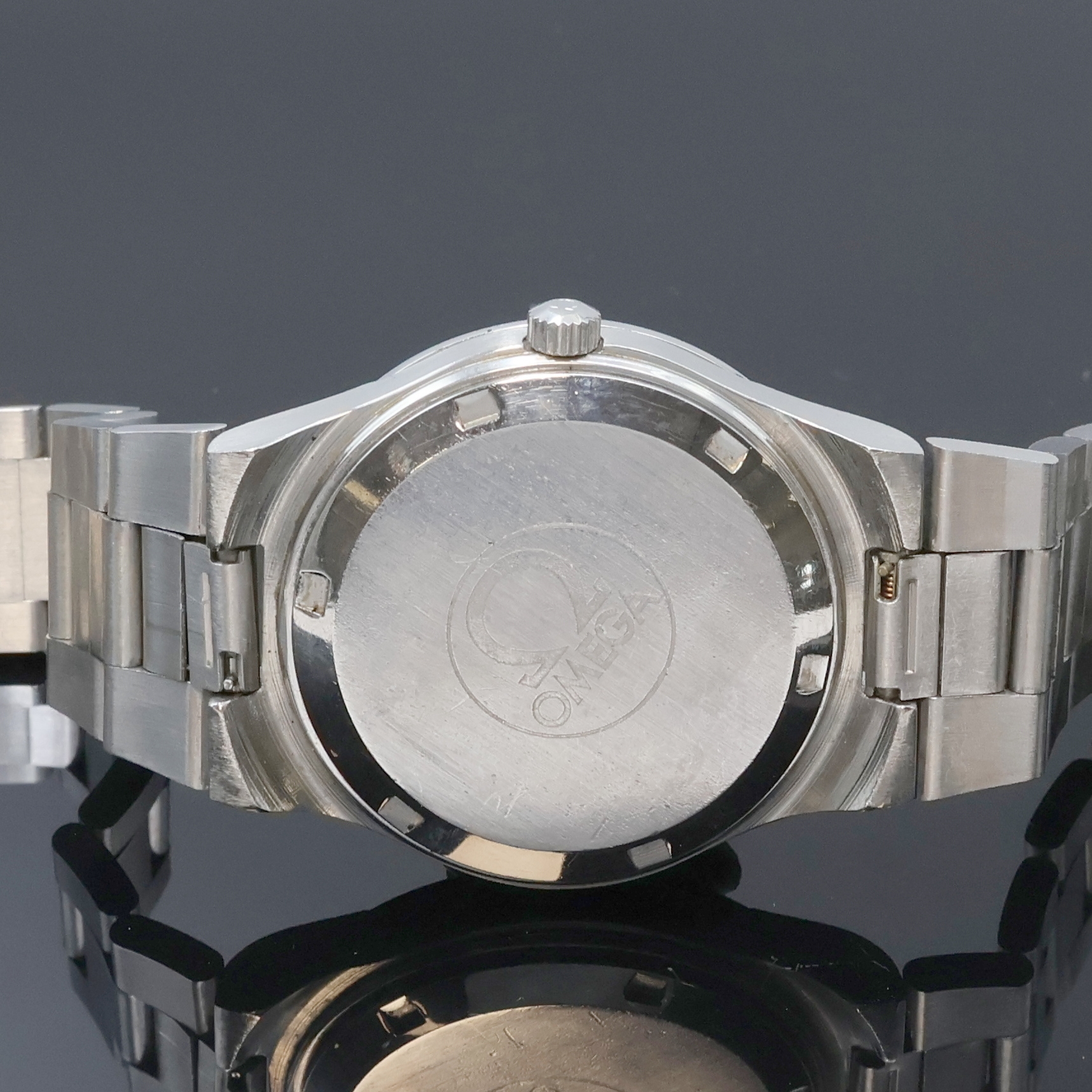 Detail d: OMEGA Geneve Herrenarmbanduhr in Stahl Referenz 166.0173/366.0832, Schweiz um 1973, Automatik, Omega Gliederband m. Faltschl., Boden verschr., silb. ...