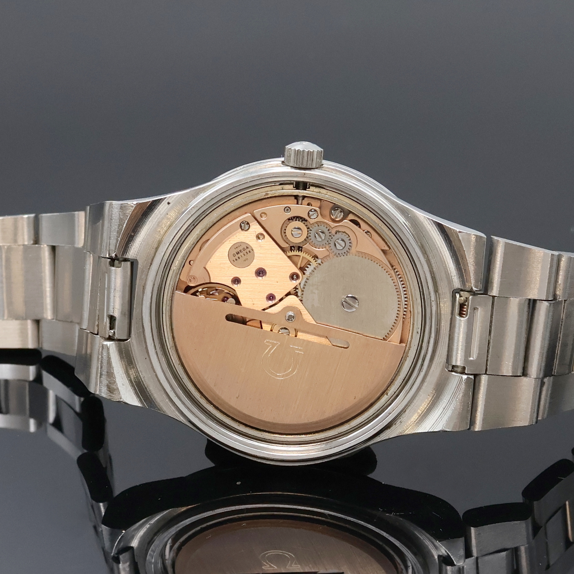 Detail e: OMEGA Geneve Herrenarmbanduhr in Stahl Referenz 166.0173/366.0832, Schweiz um 1973, Automatik, Omega Gliederband m. Faltschl., Boden verschr., silb. ...