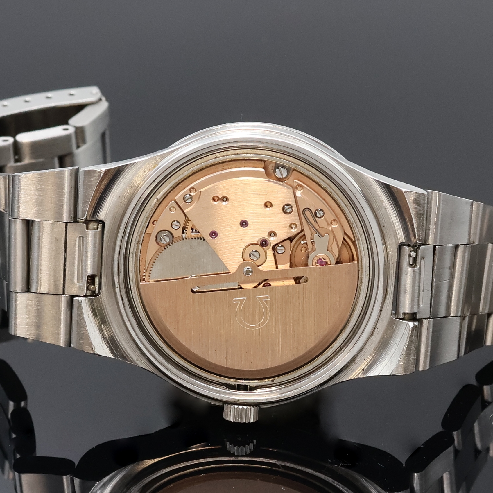 Detail f: OMEGA Geneve Herrenarmbanduhr in Stahl Referenz 166.0173/366.0832, Schweiz um 1973, Automatik, Omega Gliederband m. Faltschl., Boden verschr., silb. ...