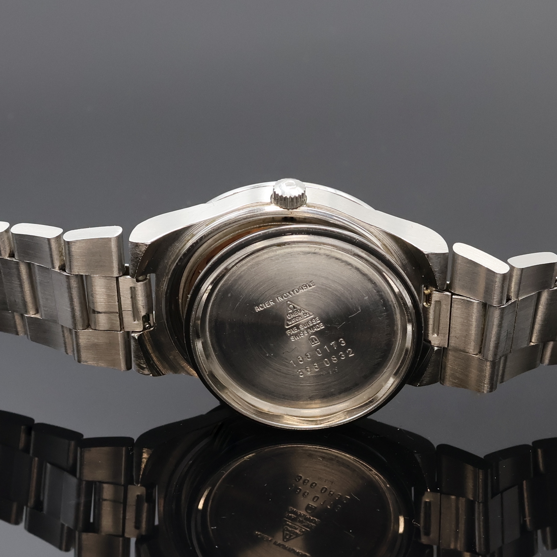 Detail g: OMEGA Geneve Herrenarmbanduhr in Stahl Referenz 166.0173/366.0832, Schweiz um 1973, Automatik, Omega Gliederband m. Faltschl., Boden verschr., silb. ...