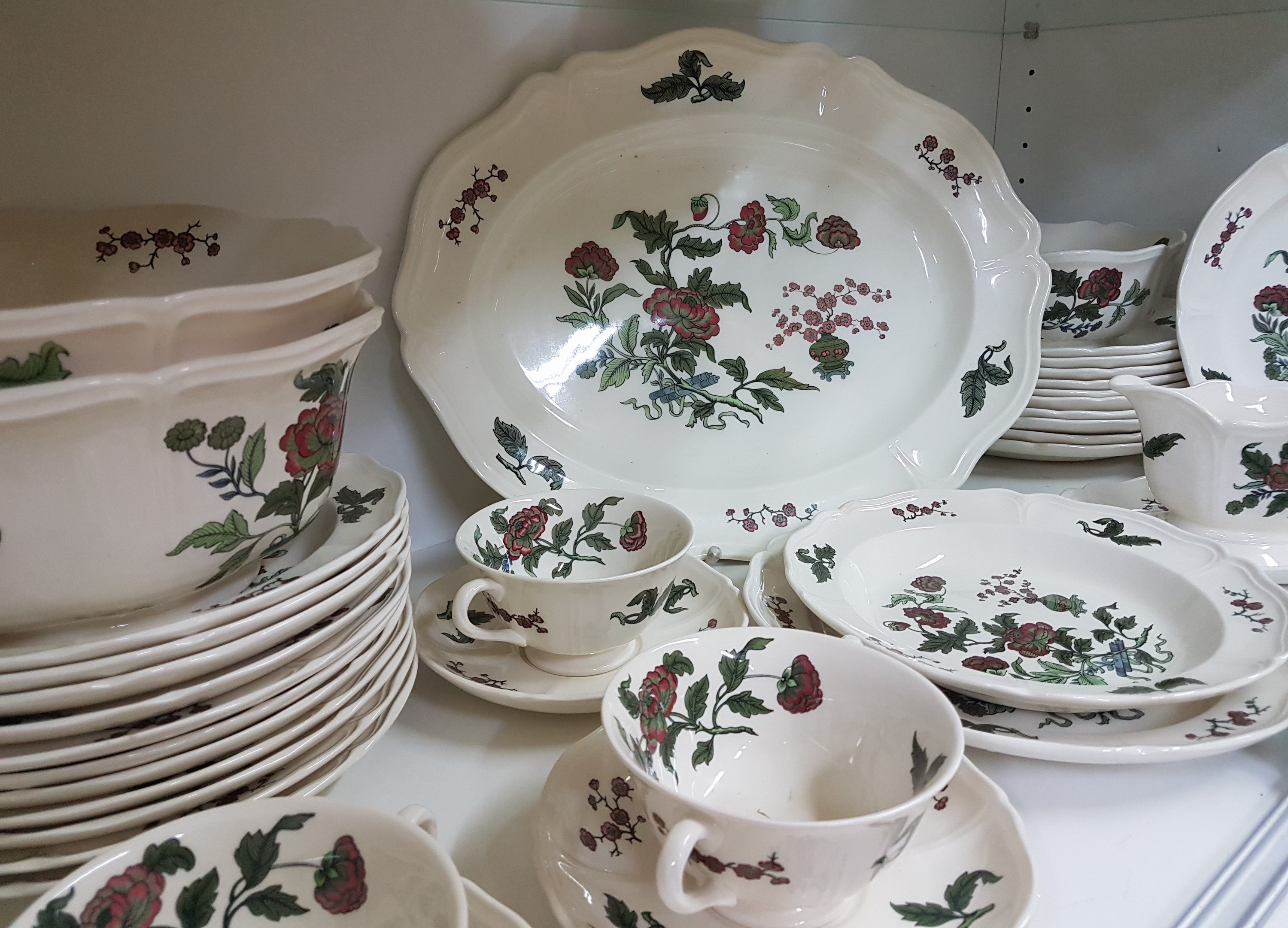 Detail a: Speiseservice, Wedgwood England, Modell Mandarin, 12 Speiseteller,12 Suppenteller, 6 Suppentassen mit 5 Untertassen, 2 Saucieren, ein Koppchen, 3 ...