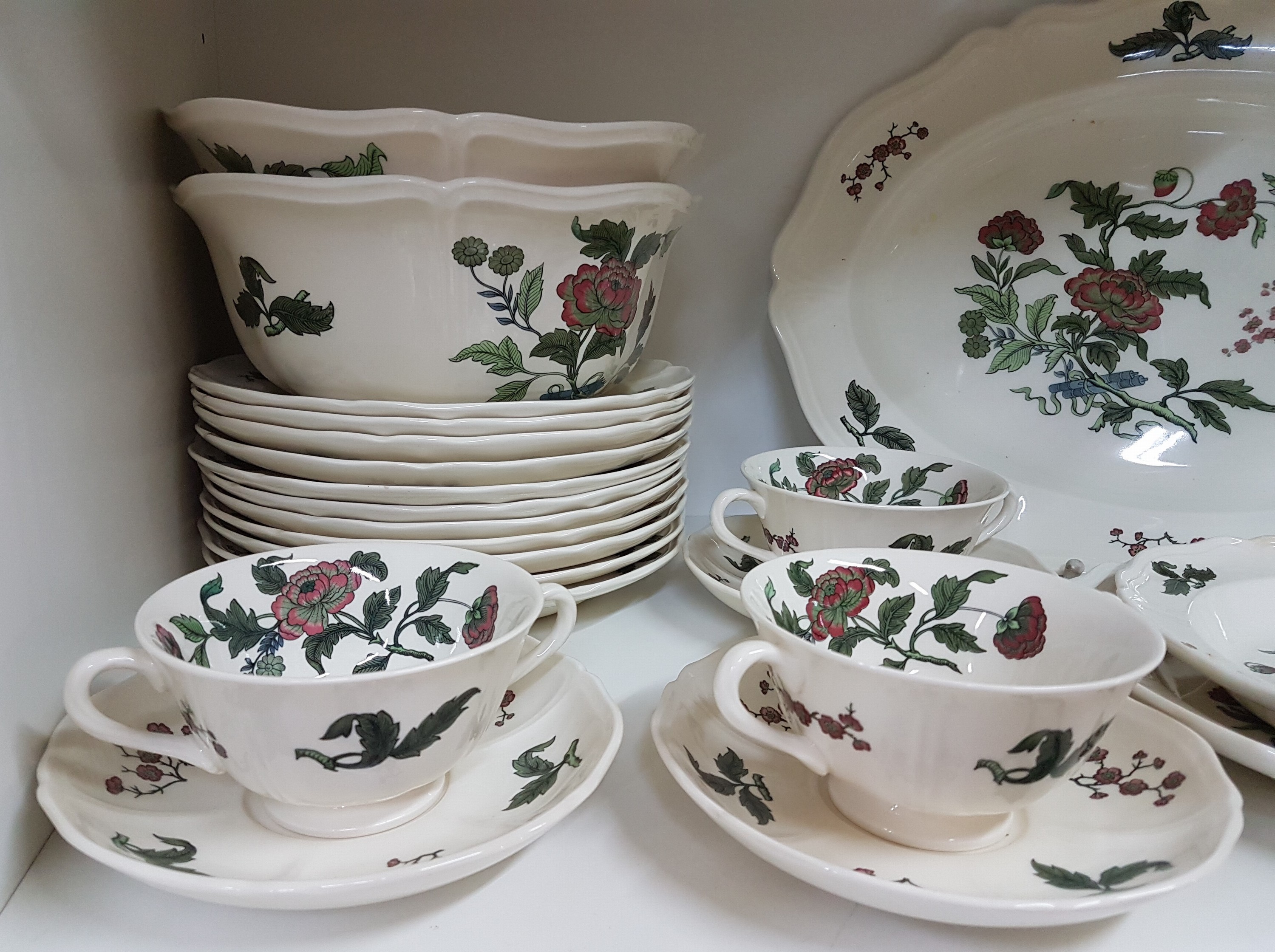 Detail b: Speiseservice, Wedgwood England, Modell Mandarin, 12 Speiseteller,12 Suppenteller, 6 Suppentassen mit 5 Untertassen, 2 Saucieren, ein Koppchen, 3 ...