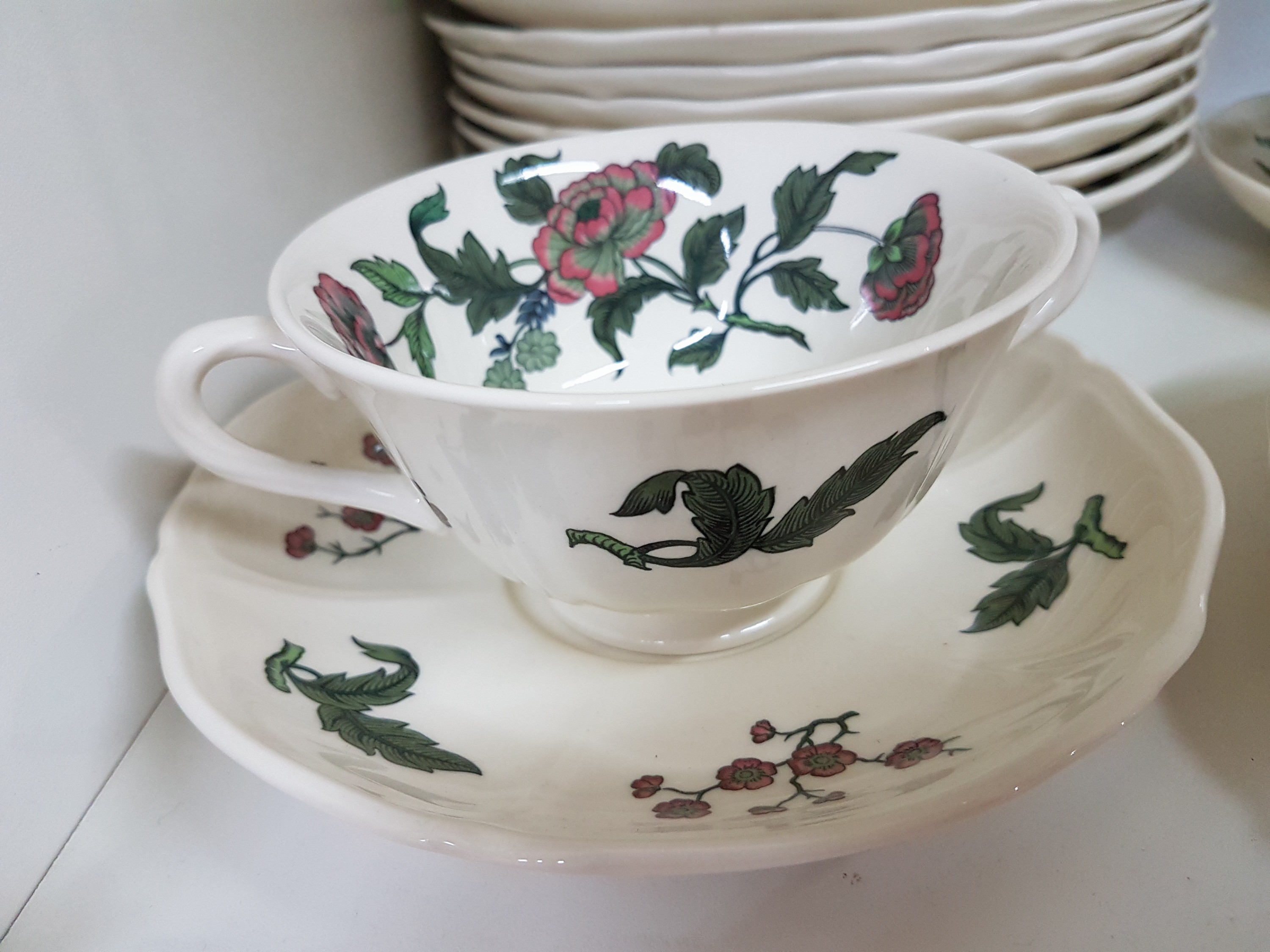 Detail c: Speiseservice, Wedgwood England, Modell Mandarin, 12 Speiseteller,12 Suppenteller, 6 Suppentassen mit 5 Untertassen, 2 Saucieren, ein Koppchen, 3 ...