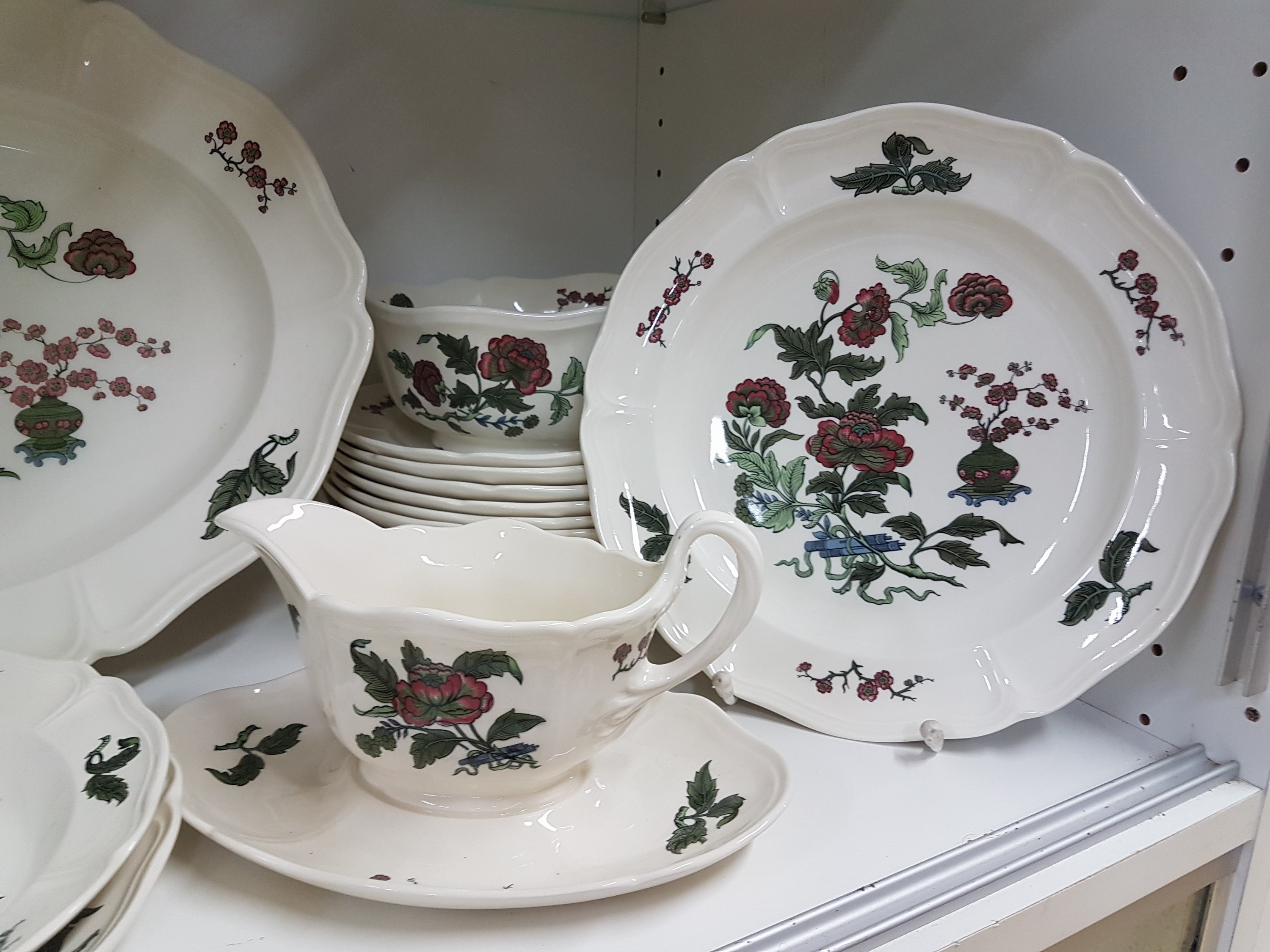 Detail d: Speiseservice, Wedgwood England, Modell Mandarin, 12 Speiseteller,12 Suppenteller, 6 Suppentassen mit 5 Untertassen, 2 Saucieren, ein Koppchen, 3 ...