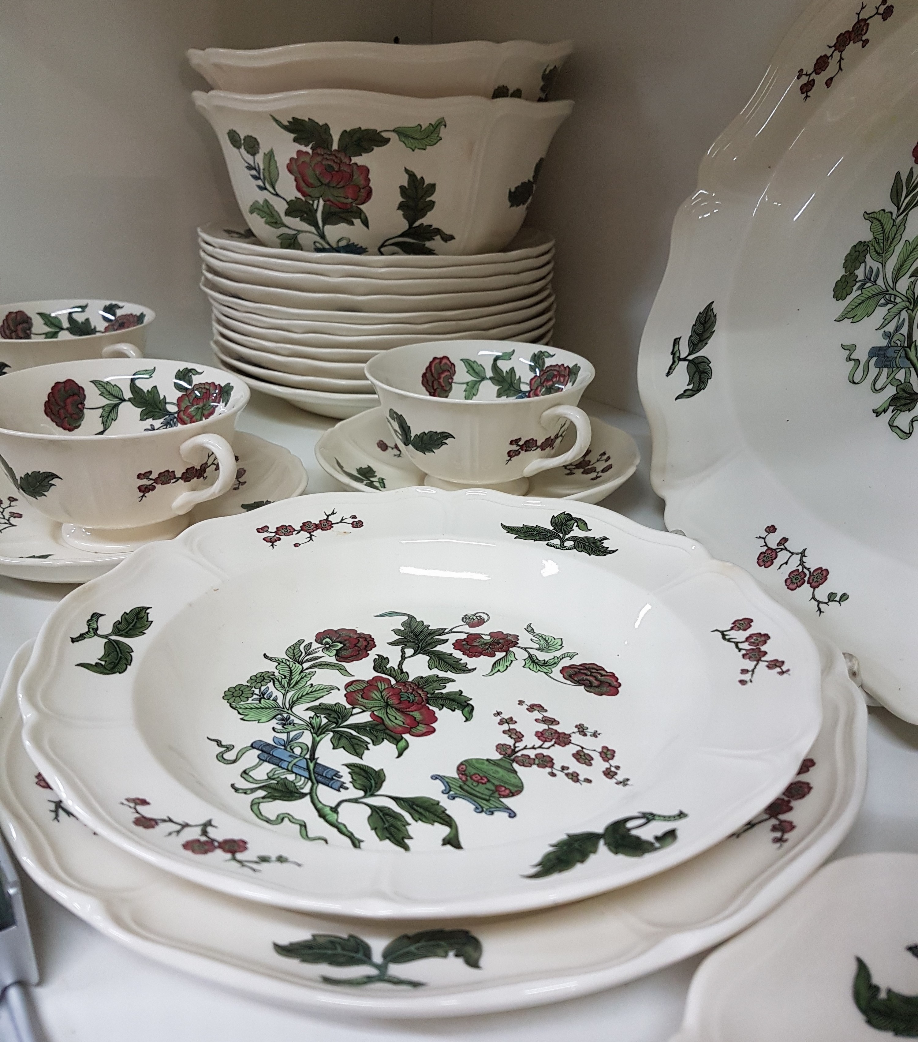 Detail e: Speiseservice, Wedgwood England, Modell Mandarin, 12 Speiseteller,12 Suppenteller, 6 Suppentassen mit 5 Untertassen, 2 Saucieren, ein Koppchen, 3 ...