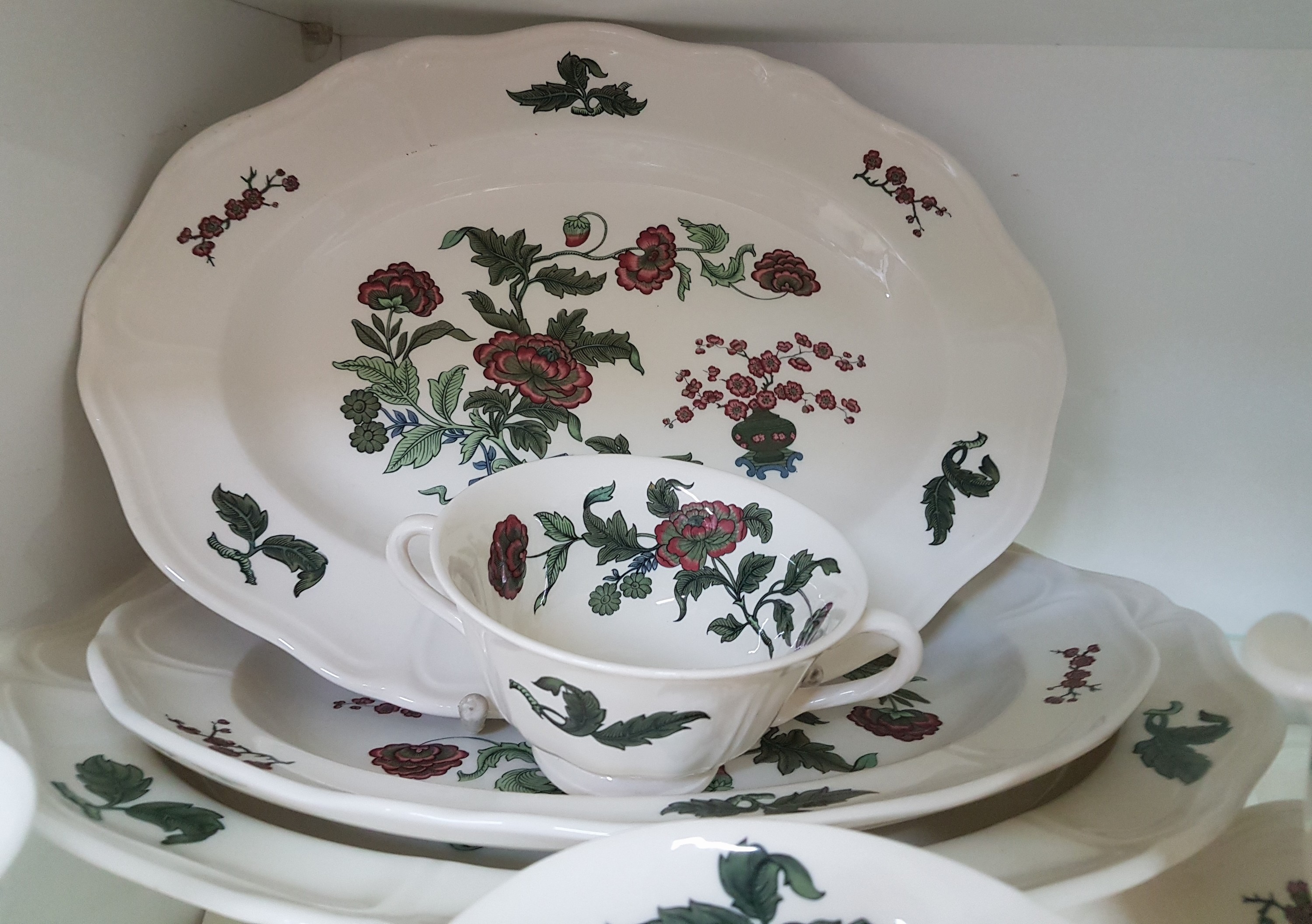 Detail f: Speiseservice, Wedgwood England, Modell Mandarin, 12 Speiseteller,12 Suppenteller, 6 Suppentassen mit 5 Untertassen, 2 Saucieren, ein Koppchen, 3 ...
