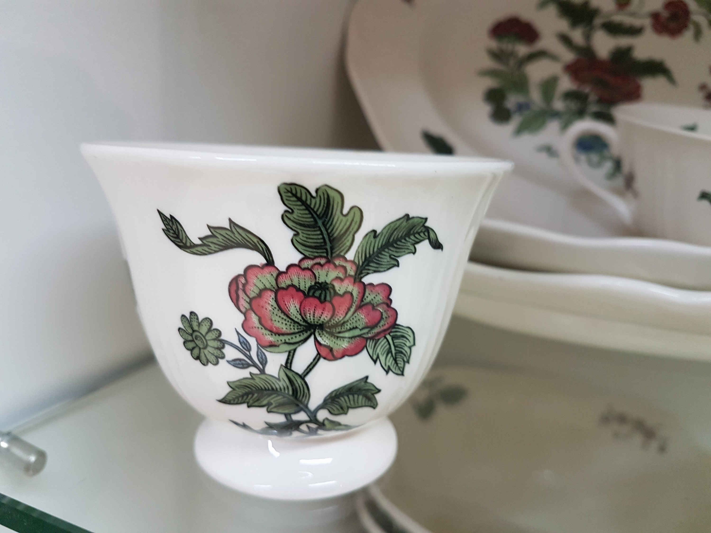 Detail g: Speiseservice, Wedgwood England, Modell Mandarin, 12 Speiseteller,12 Suppenteller, 6 Suppentassen mit 5 Untertassen, 2 Saucieren, ein Koppchen, 3 ...