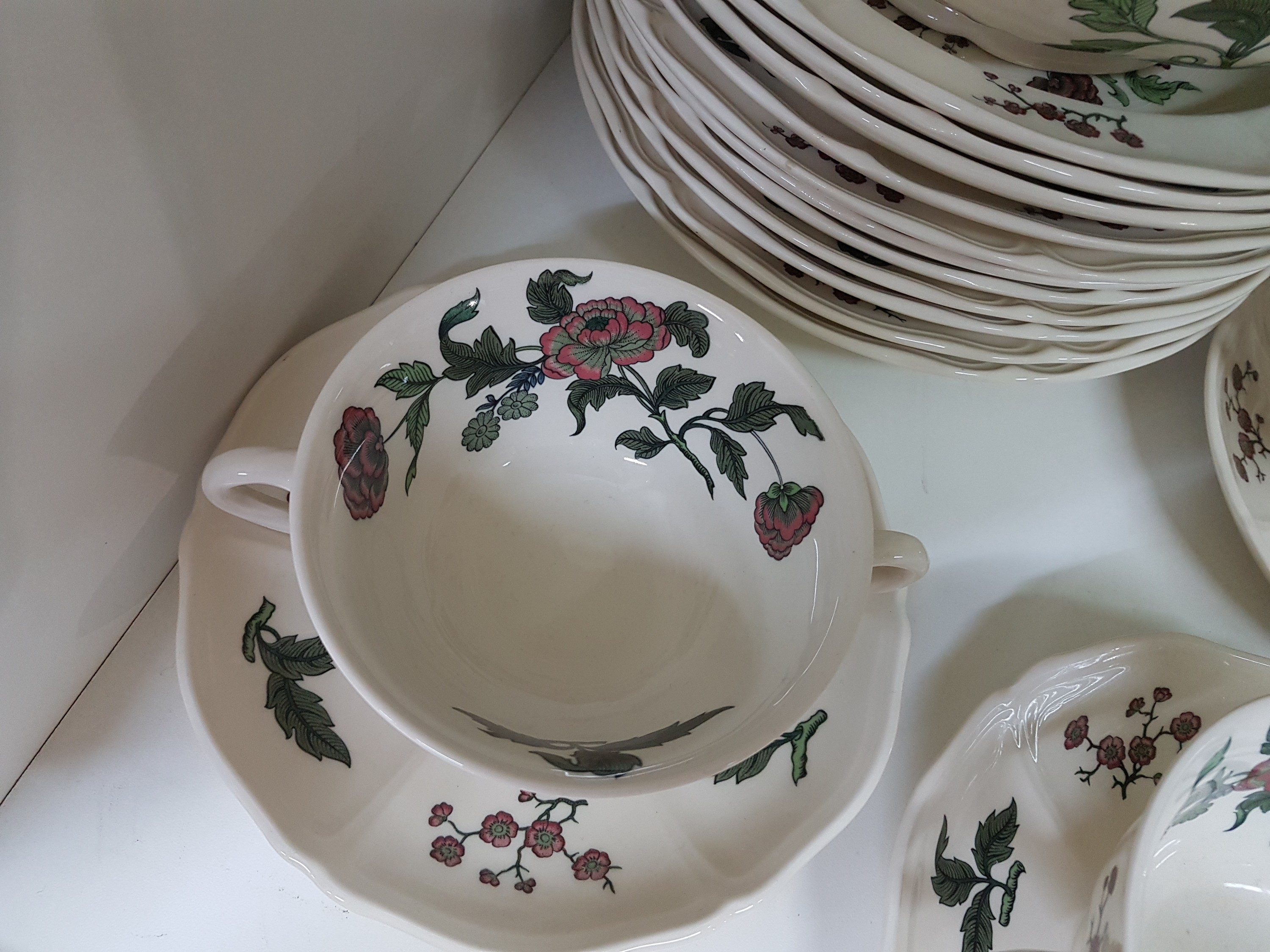Detail h: Speiseservice, Wedgwood England, Modell Mandarin, 12 Speiseteller,12 Suppenteller, 6 Suppentassen mit 5 Untertassen, 2 Saucieren, ein Koppchen, 3 ...