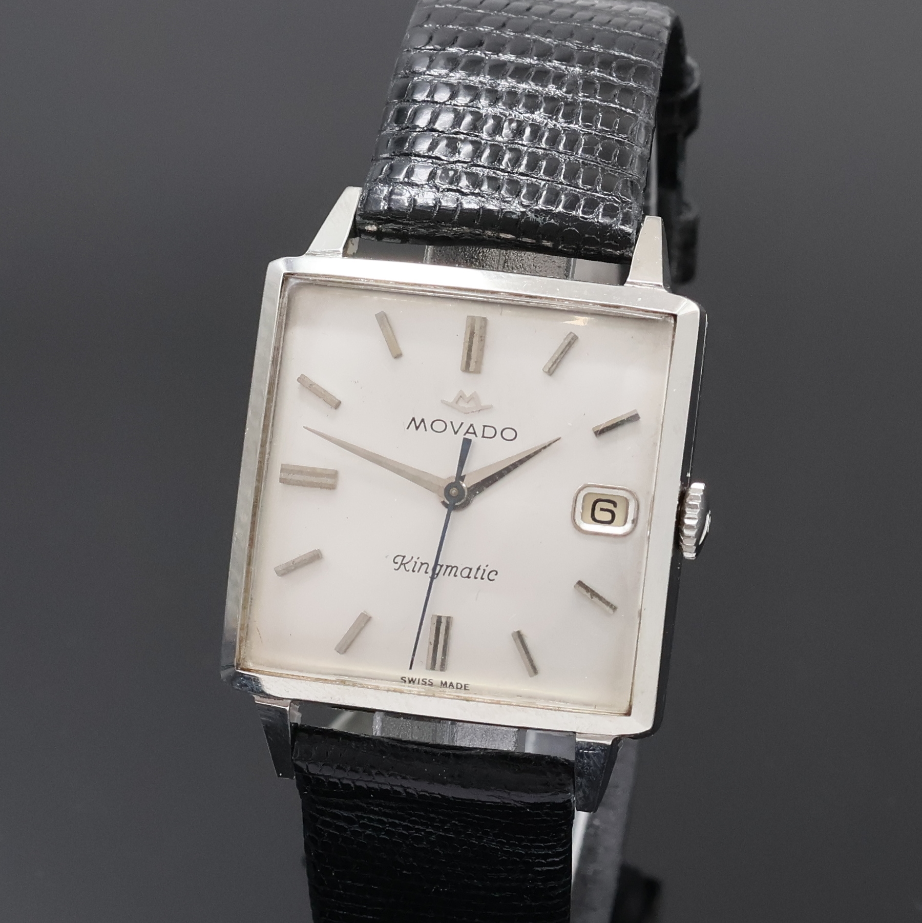 Detail a: MOVADO Kingmatic viereckige Armbanduhr in Stahl, Schweiz um 1965, Automatik, Boden aufgedr., silb. Zifferbl. m. aufges. Std.- Ind., silb. Std.- u. ...