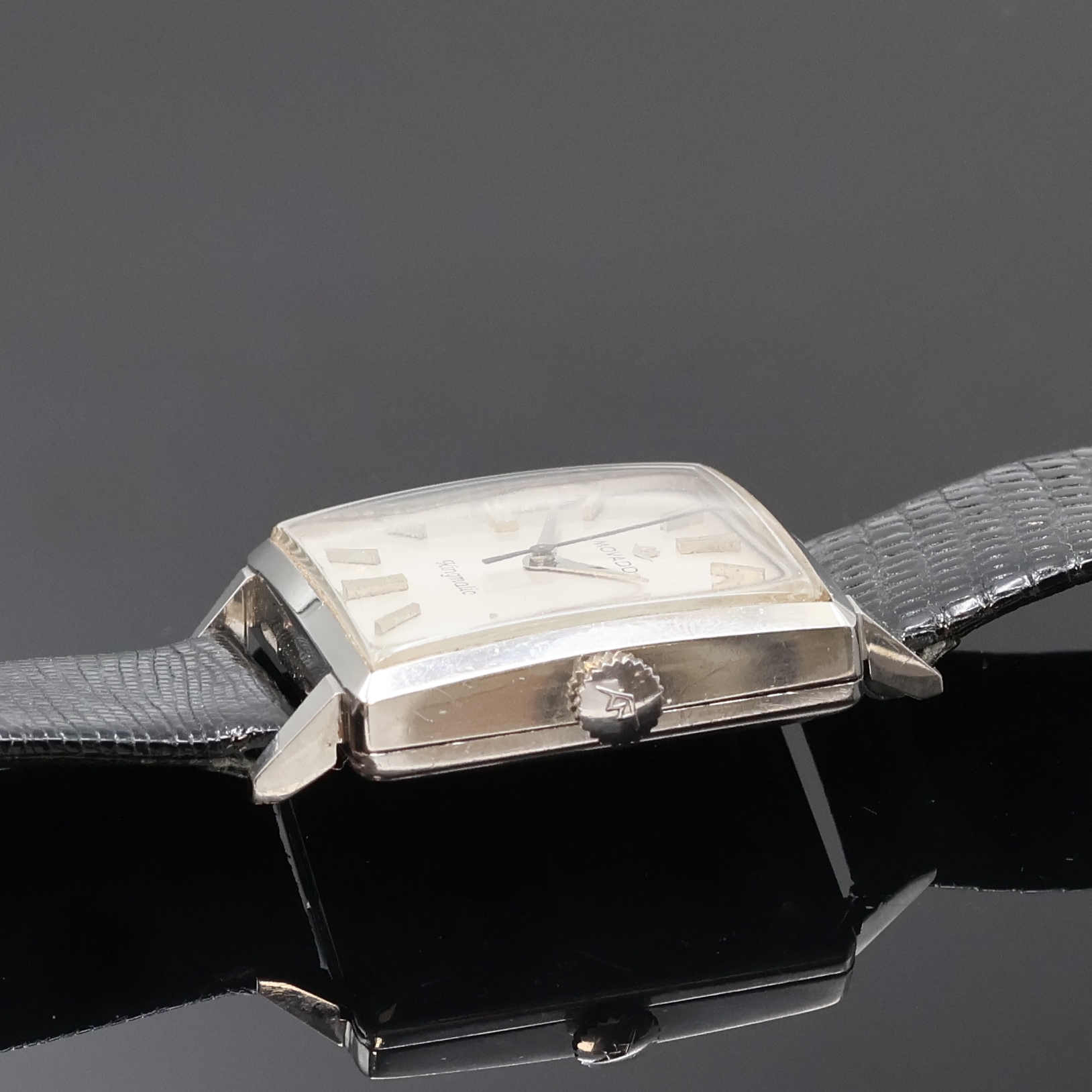 Detail b: MOVADO Kingmatic viereckige Armbanduhr in Stahl, Schweiz um 1965, Automatik, Boden aufgedr., silb. Zifferbl. m. aufges. Std.- Ind., silb. Std.- u. ...